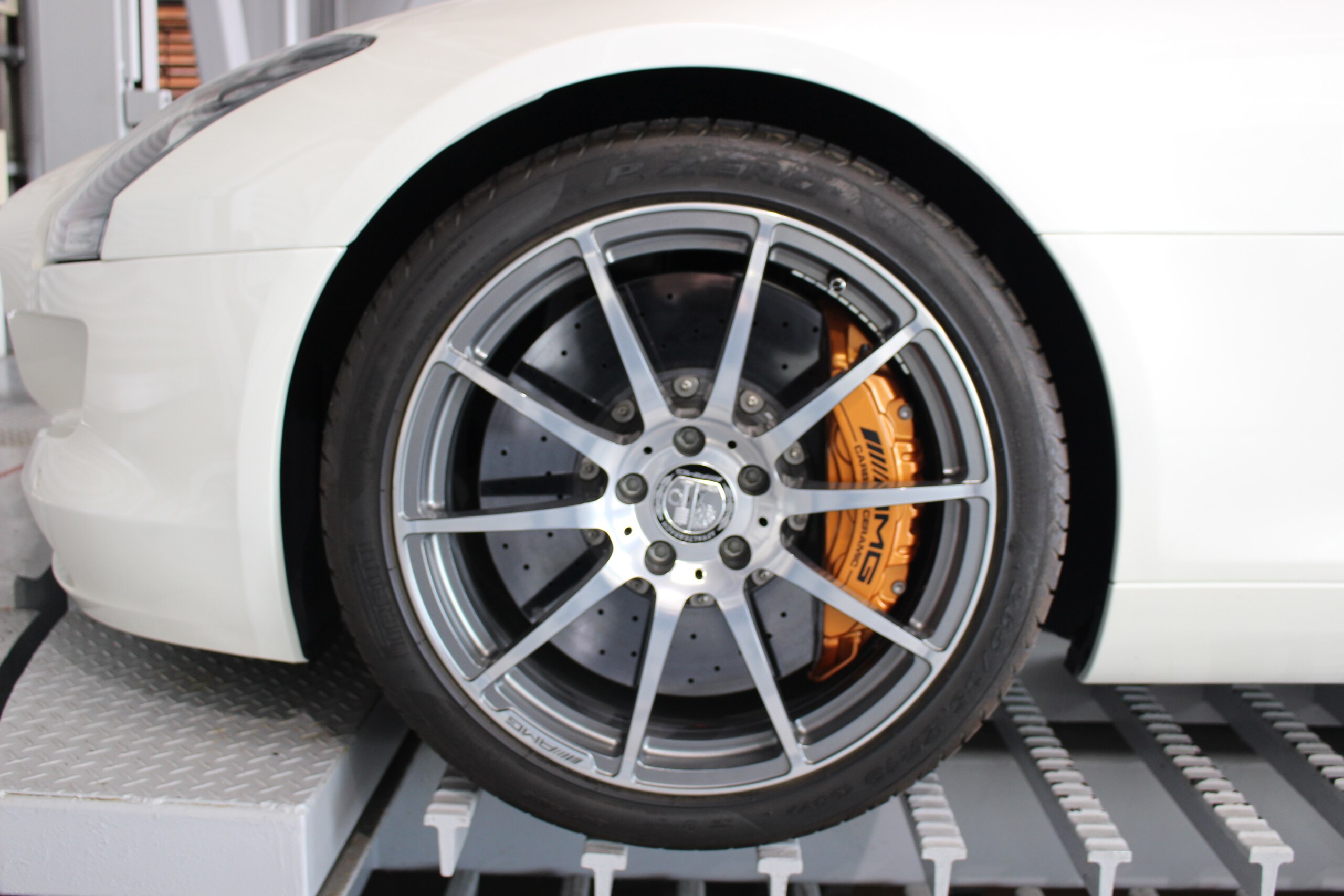 2010 Mercedes Benz SLS AMG — Photo 8 / 20