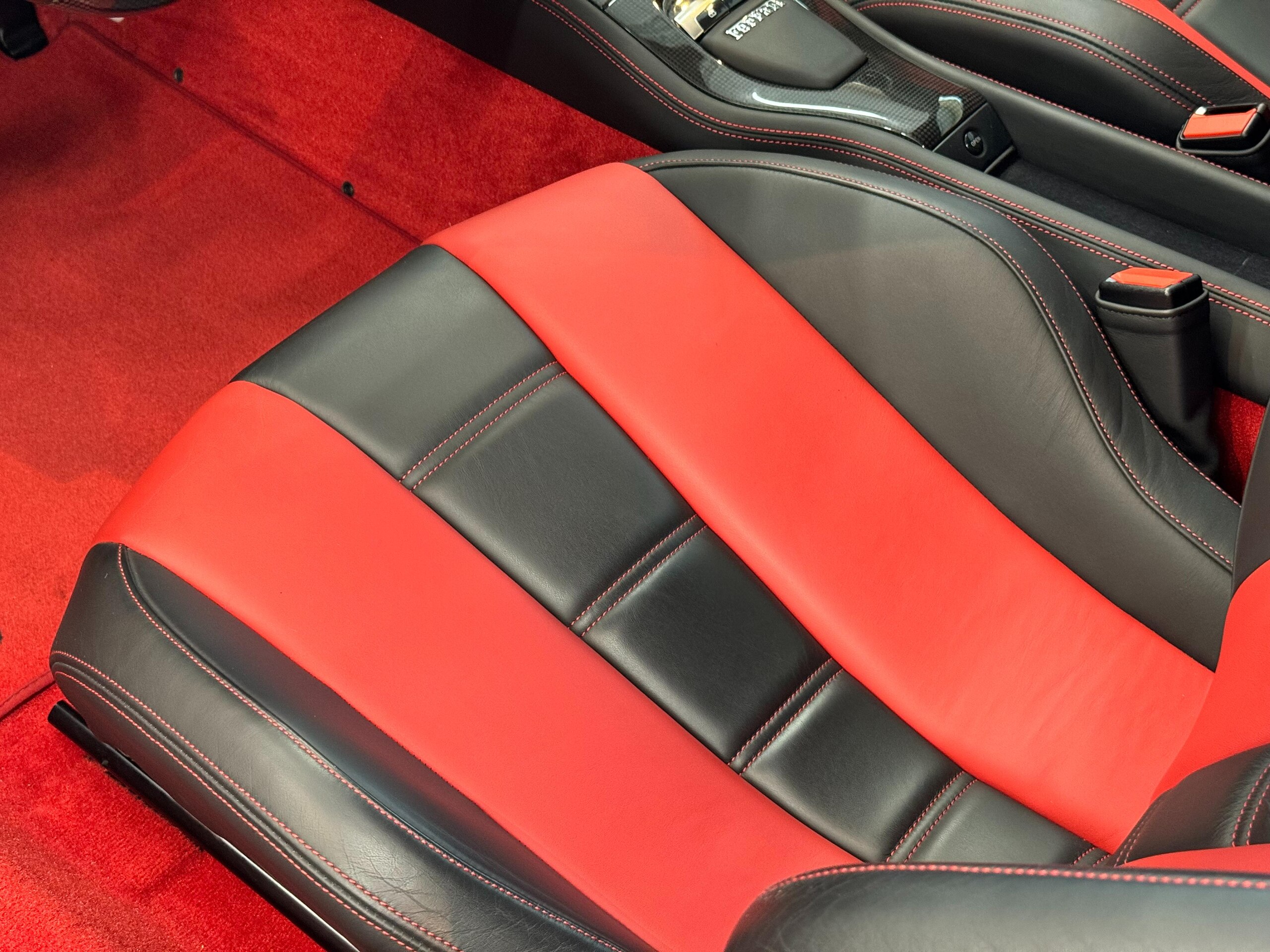 2010 Ferrari 458 Italia F1 DCT — Photo 30 / 50