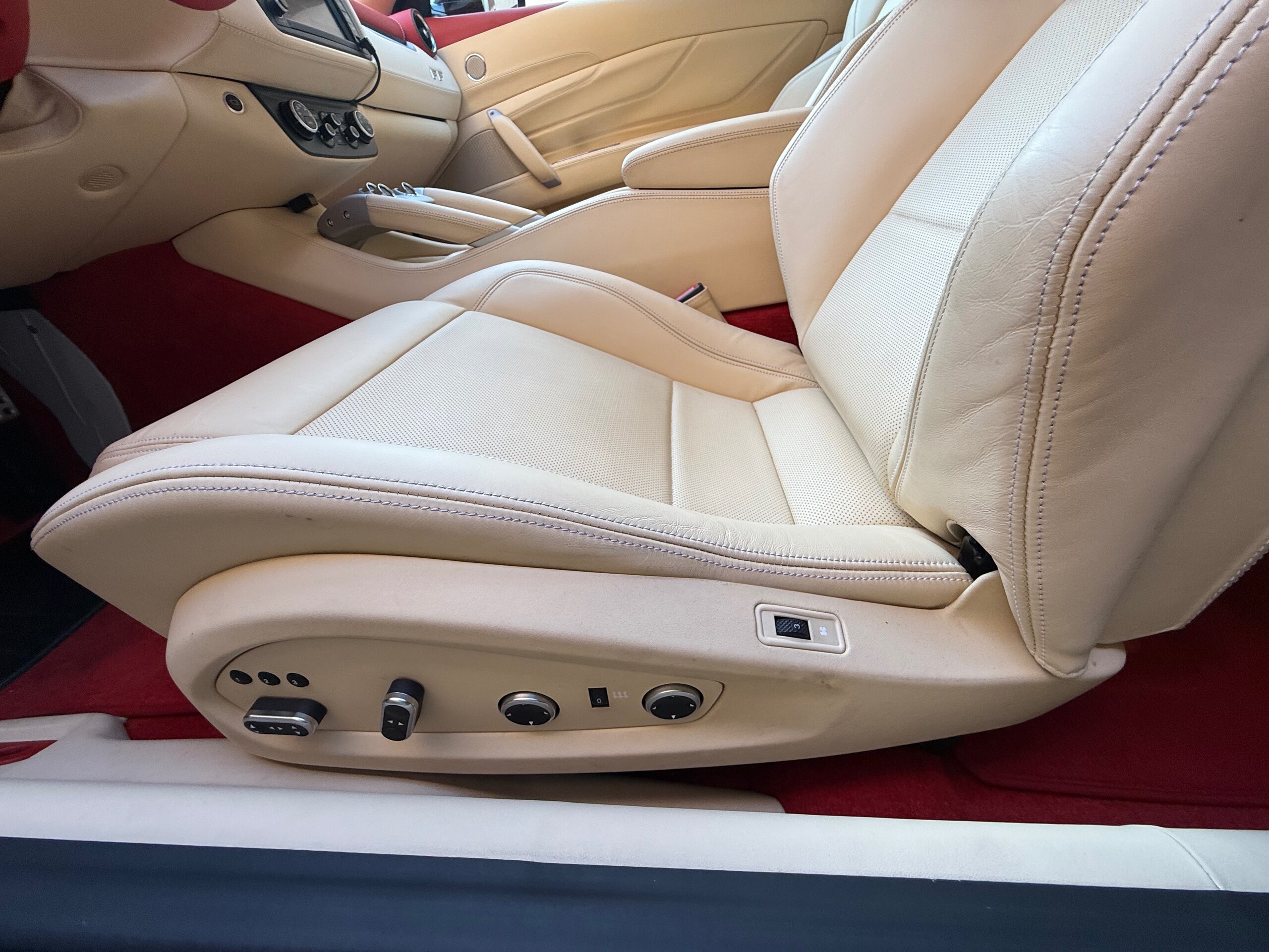 2010 Ferrari FF — Photo 16 / 31