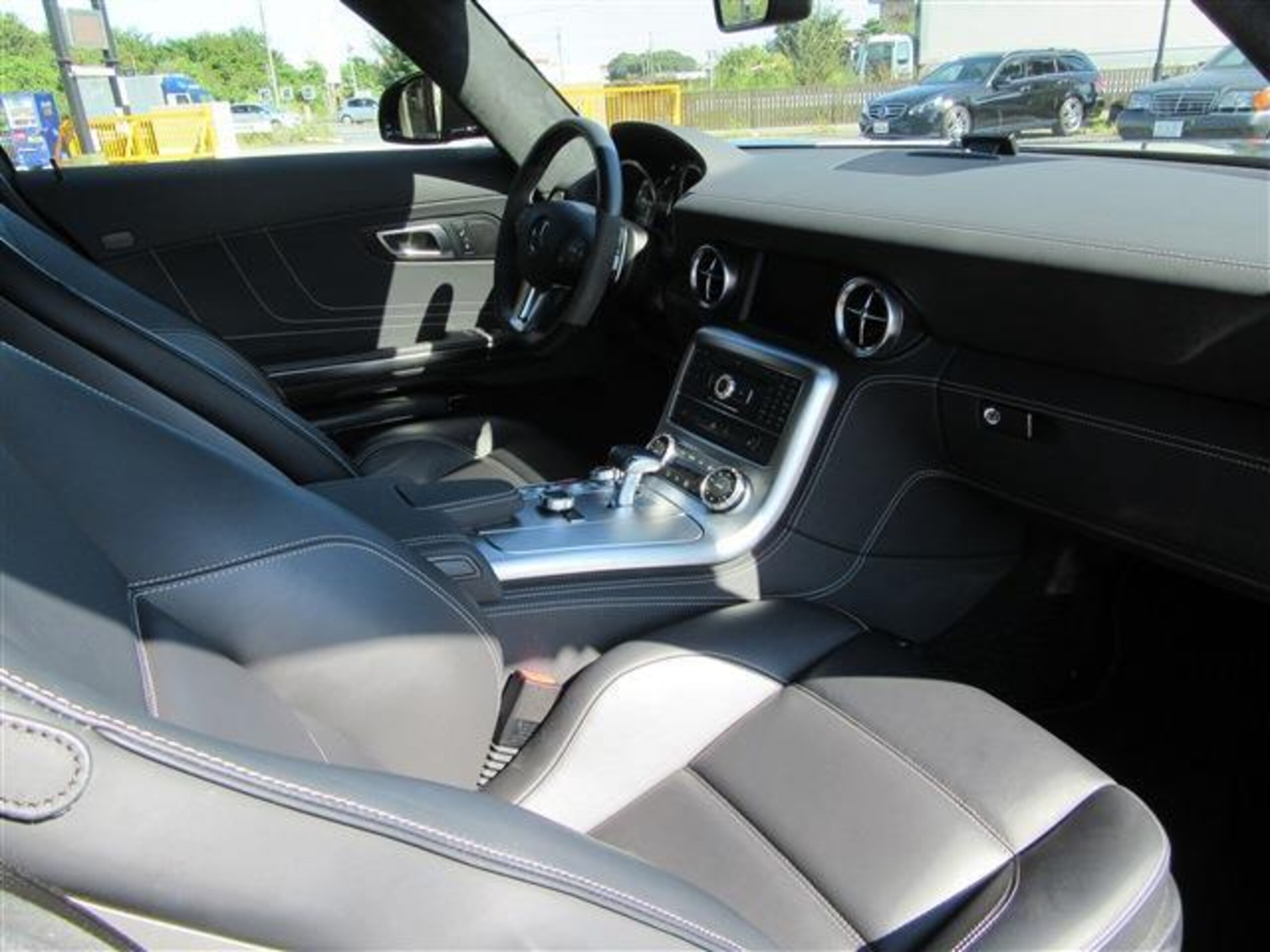 2011 Mercedes Benz SLS AMG — Photo 9 / 13