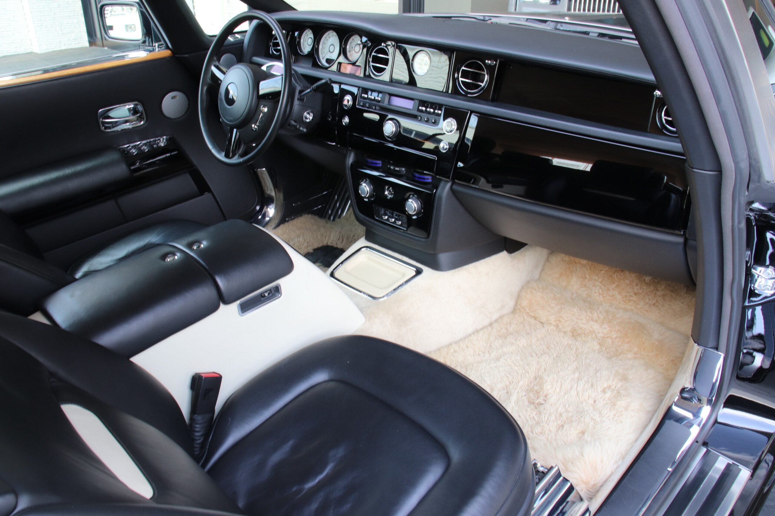 2011 Rolls-Royce Phantom Drophead Coupe — Photo 9 / 42