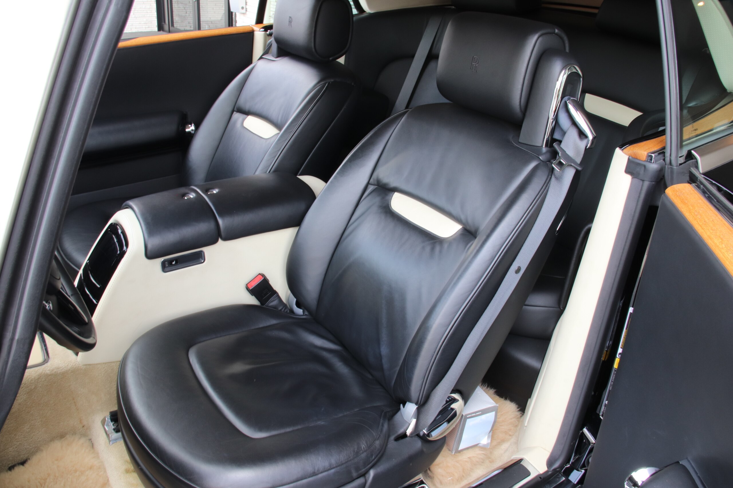 2011 Rolls-Royce Phantom Drophead Coupe — Photo 25 / 42