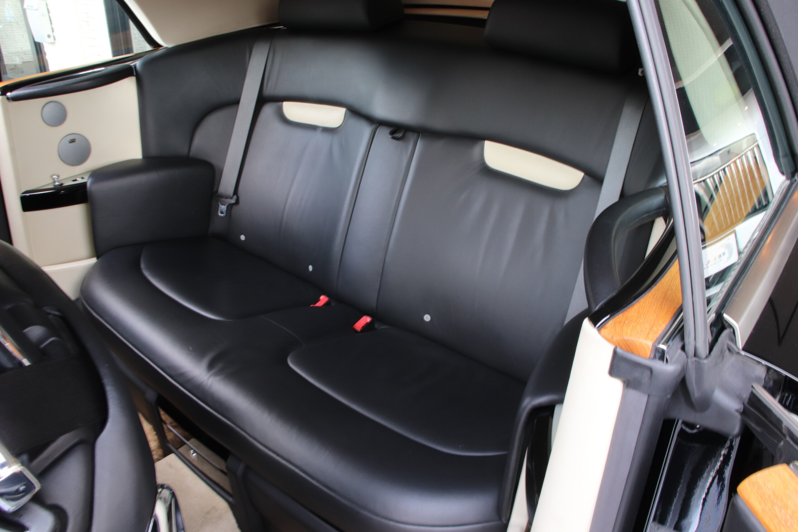 2011 Rolls-Royce Phantom Drophead Coupe — Photo 28 / 42