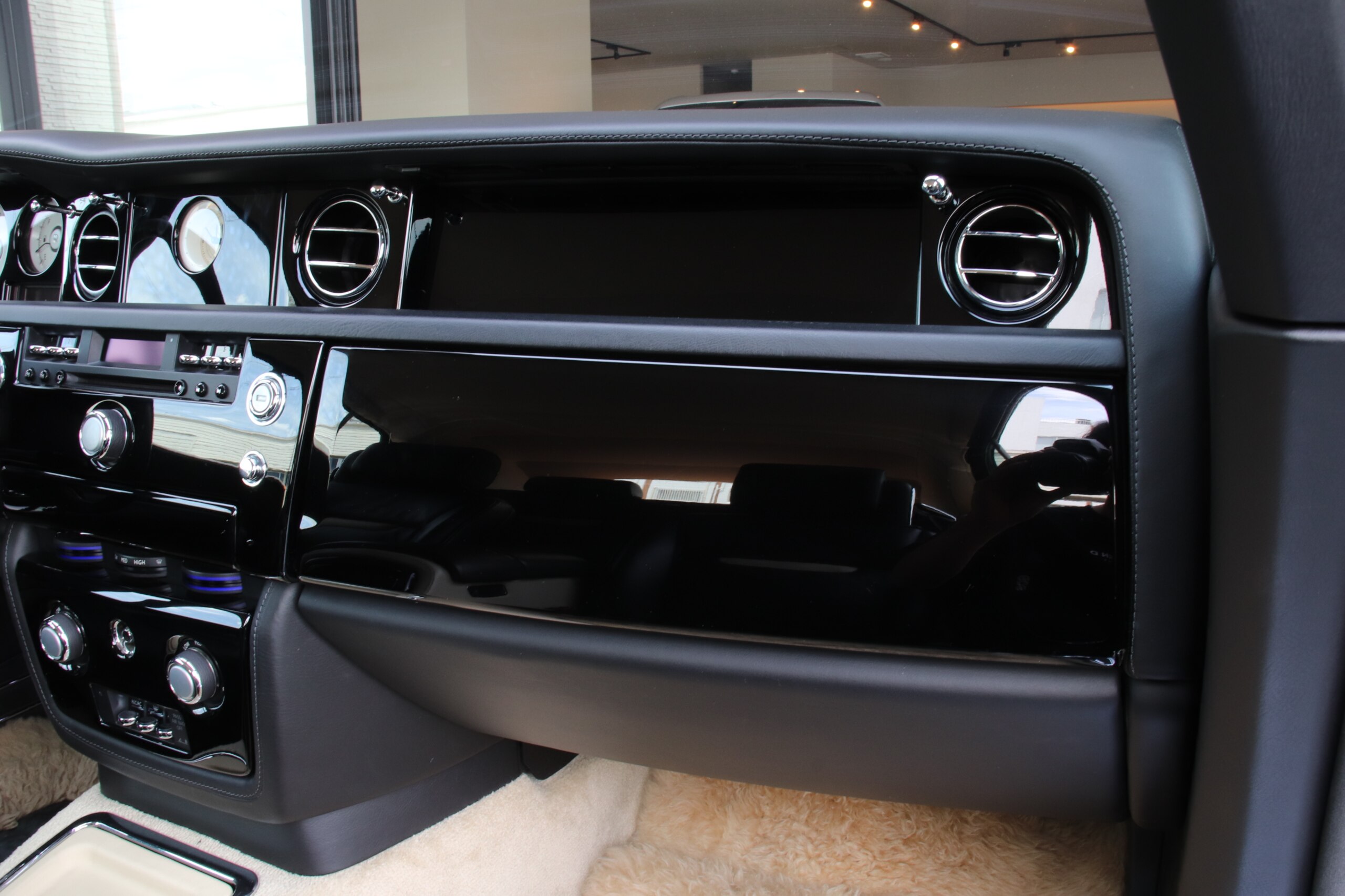 2011 Rolls-Royce Phantom Drophead Coupe — Photo 36 / 42