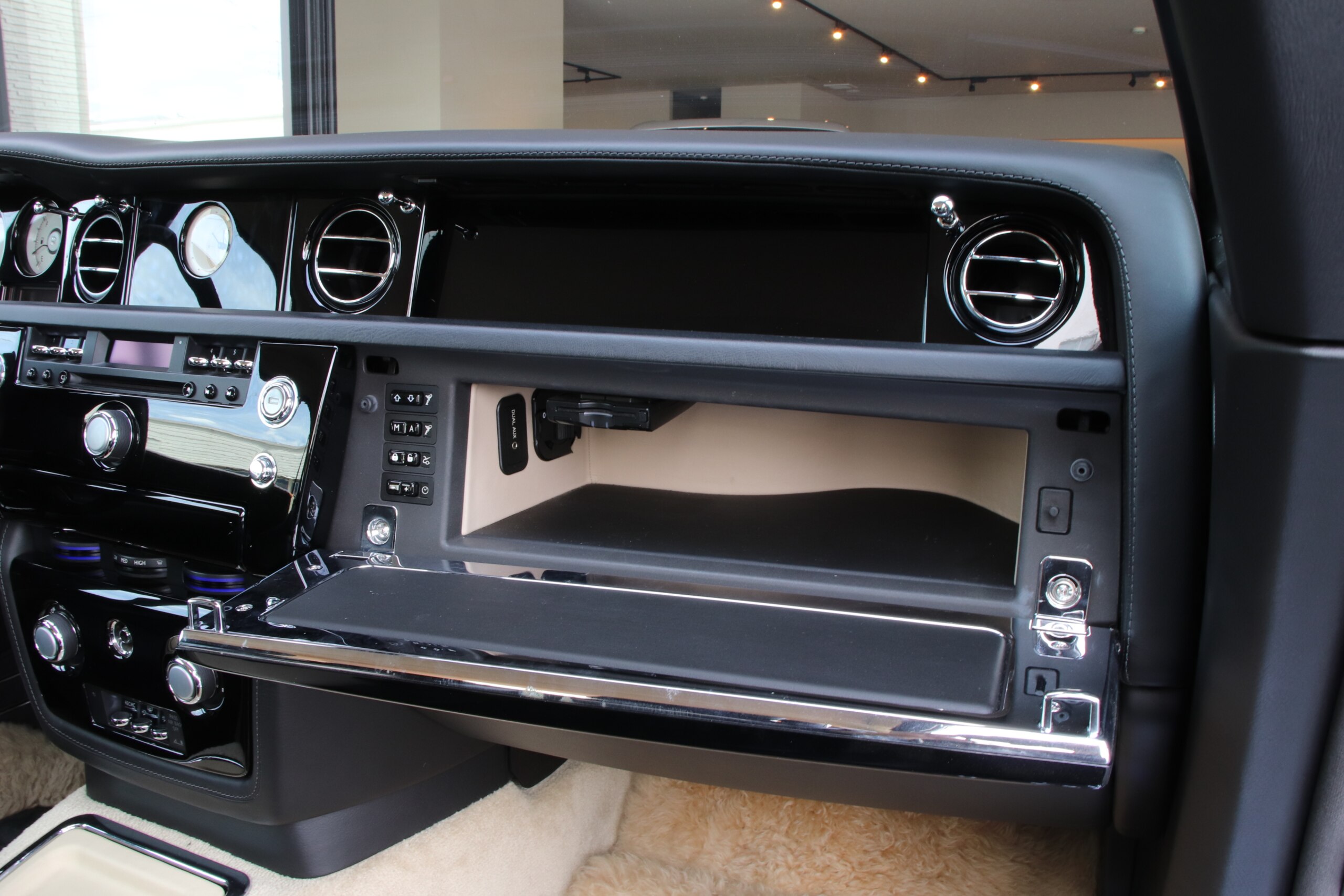 2011 Rolls-Royce Phantom Drophead Coupe — Photo 37 / 42