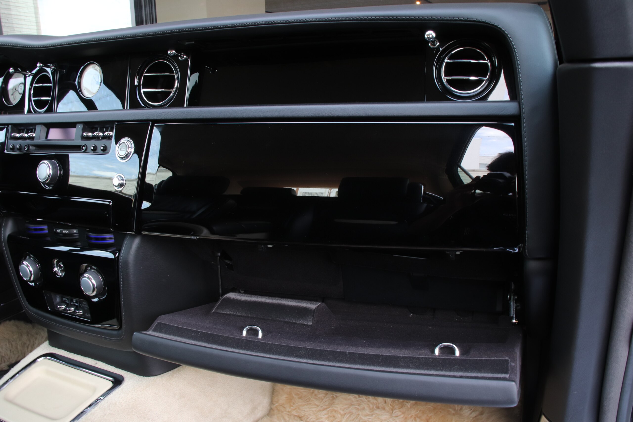 2011 Rolls-Royce Phantom Drophead Coupe — Photo 38 / 42