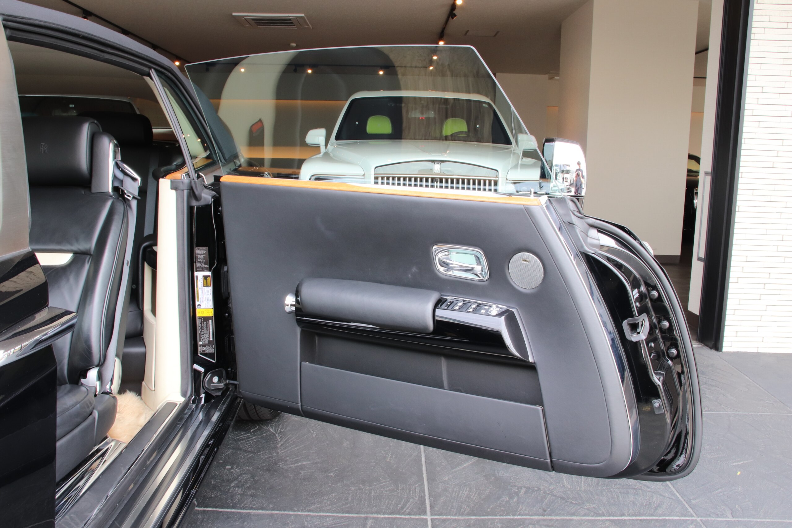 2011 Rolls-Royce Phantom Drophead Coupe — Photo 42 / 42
