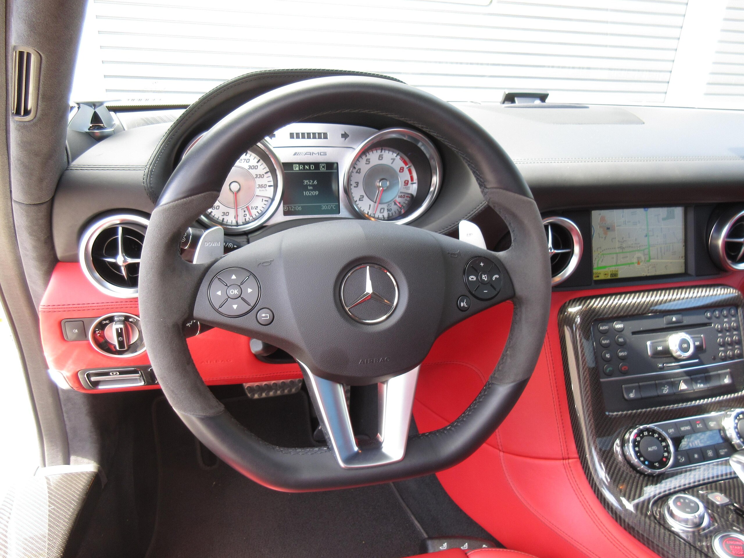 2012 Mercedes Benz SLS AMG — Photo 16 / 48