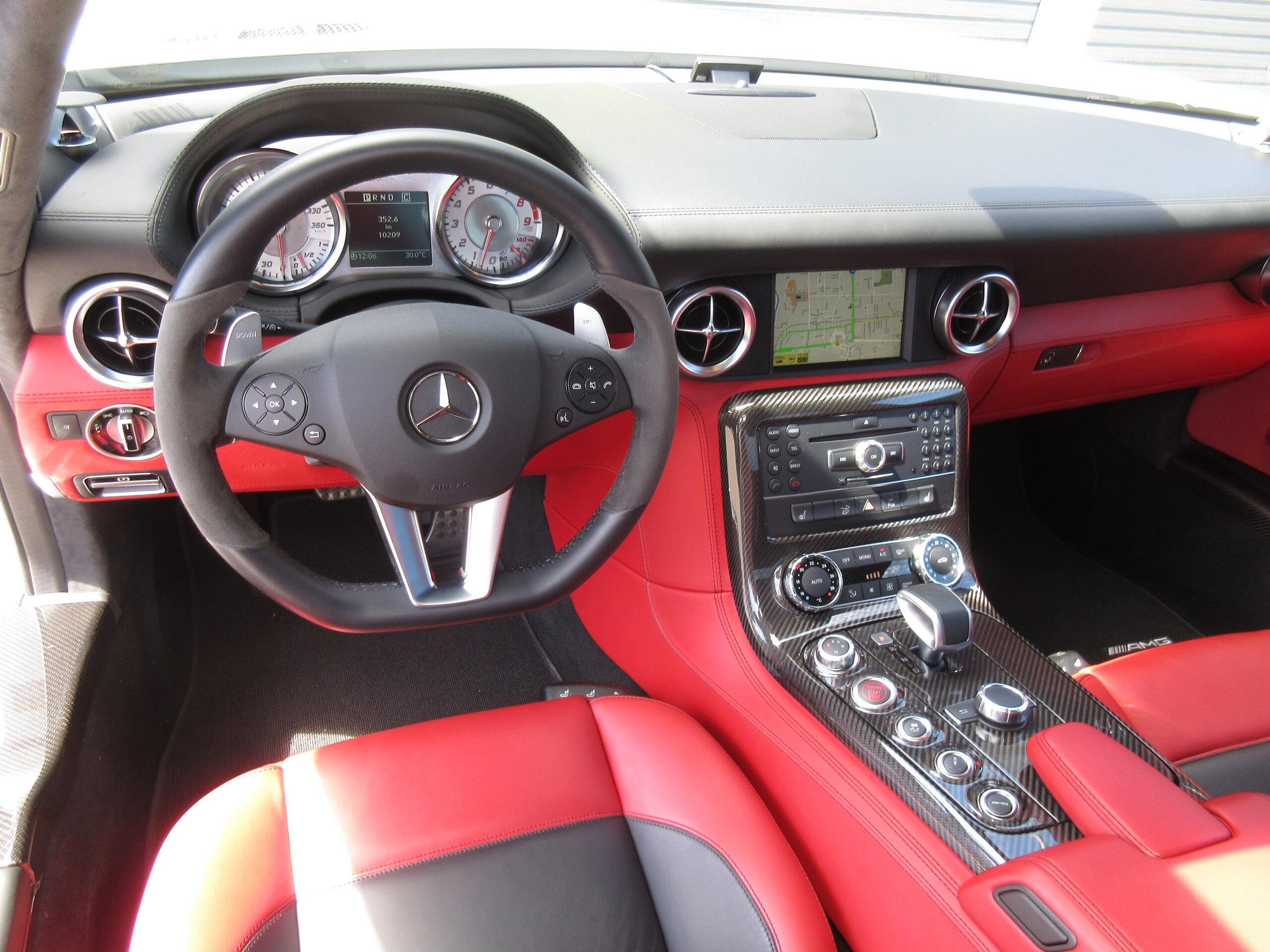 2012 Mercedes Benz SLS AMG — Photo 31 / 48
