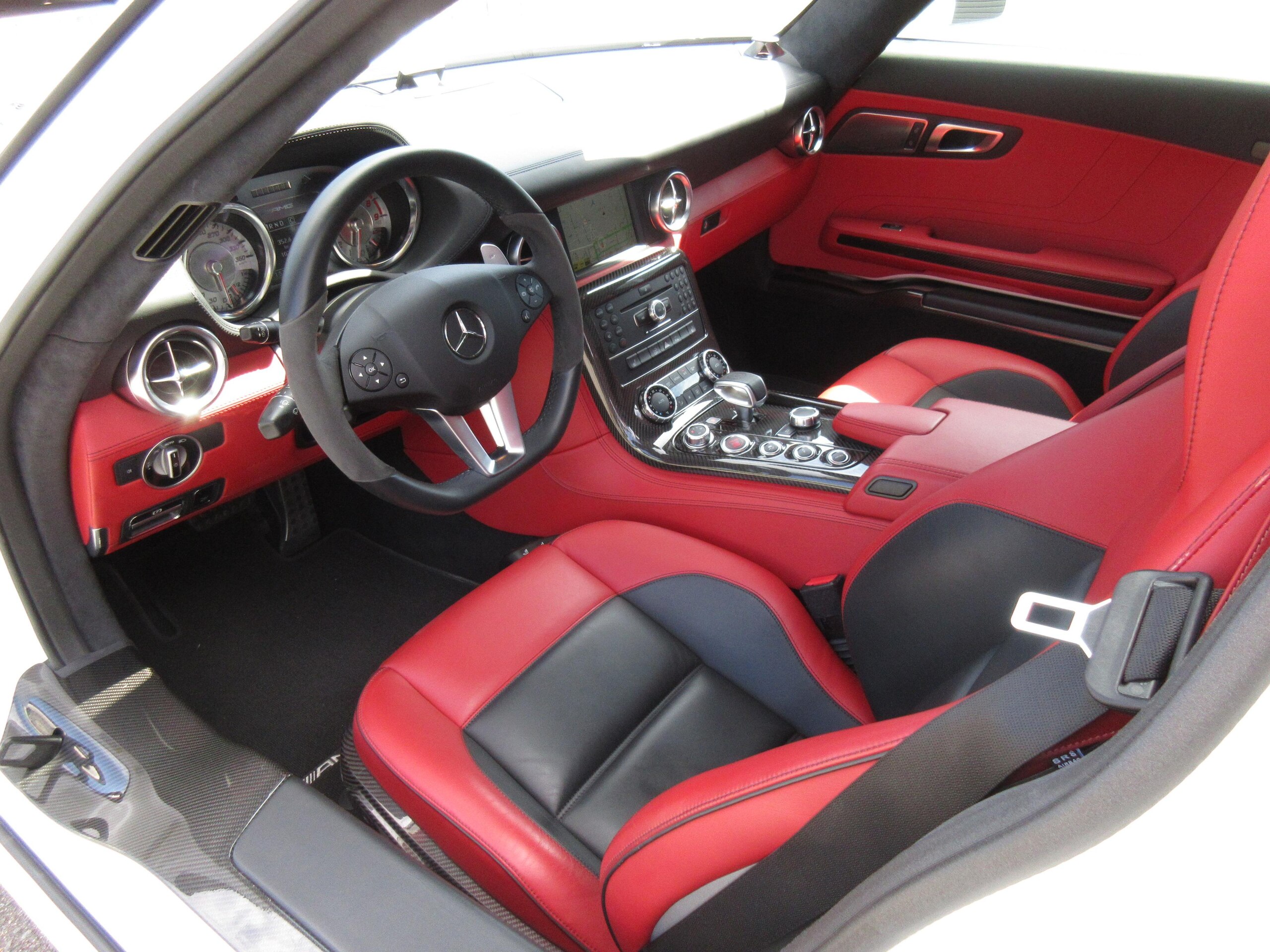2012 Mercedes Benz SLS AMG — Photo 32 / 48