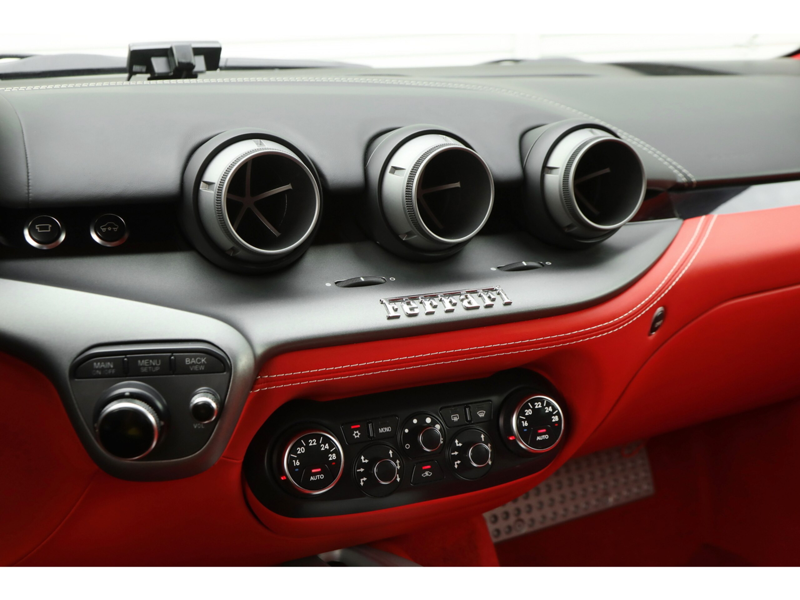 2013 Ferrari F12 Berlinetta — Photo 40 / 44