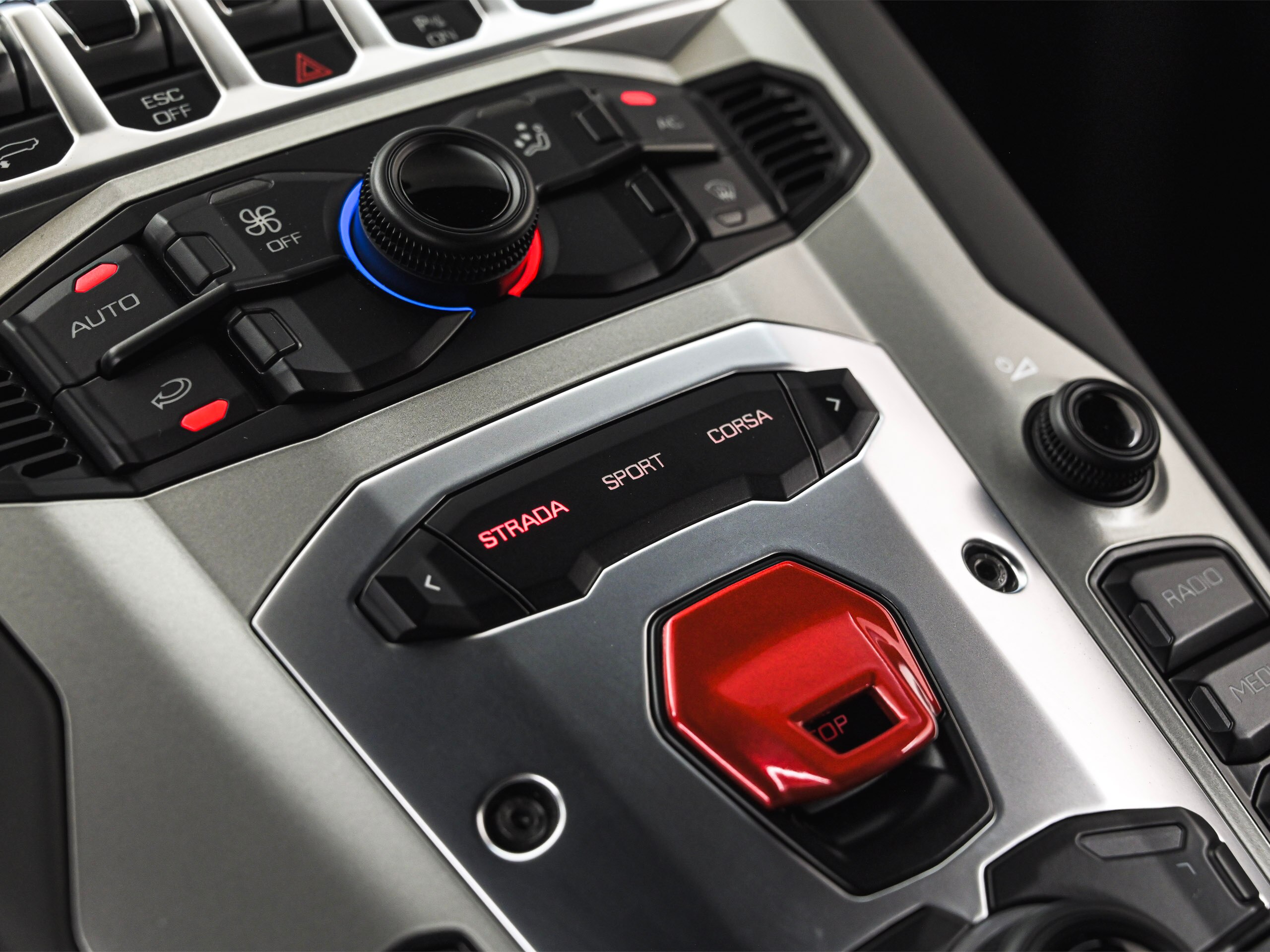 2013 Lamborghini Aventador LP700-4 — Photo 18 / 31