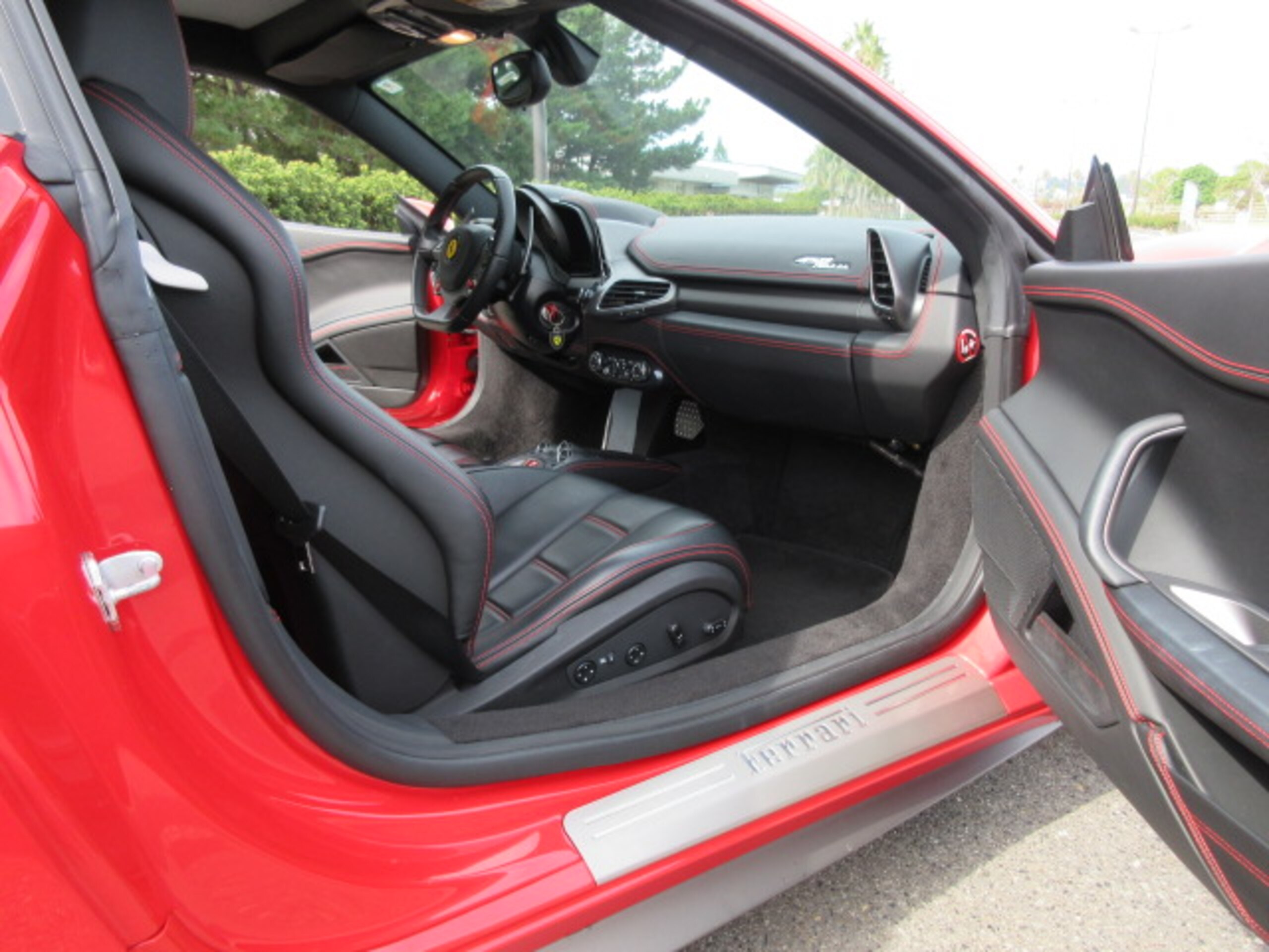 2014 Ferrari 458 Italia F1 DCT — Photo 28 / 53