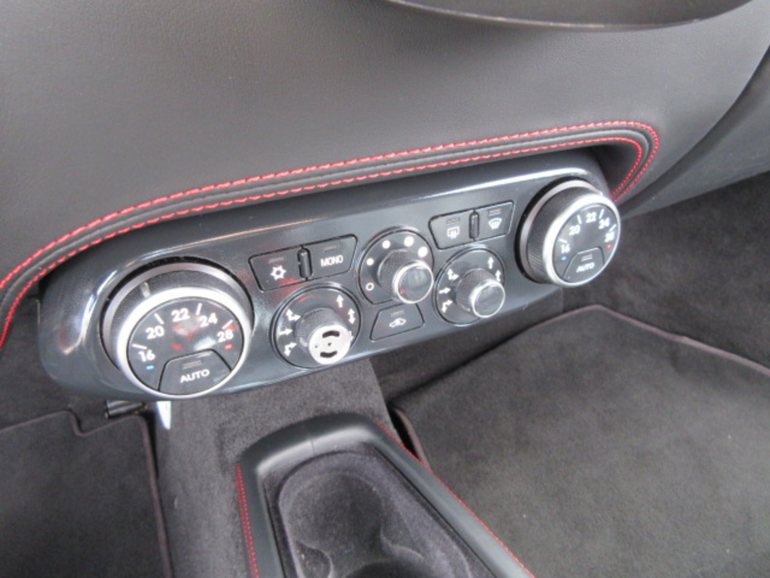 2014 Ferrari 458 Italia F1 DCT — Photo 36 / 53