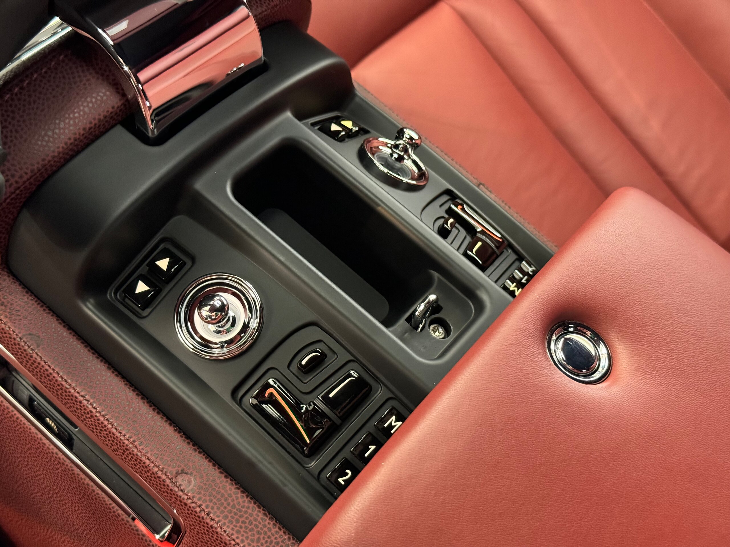 2014 Rolls-Royce Phantom — Photo 9 / 60