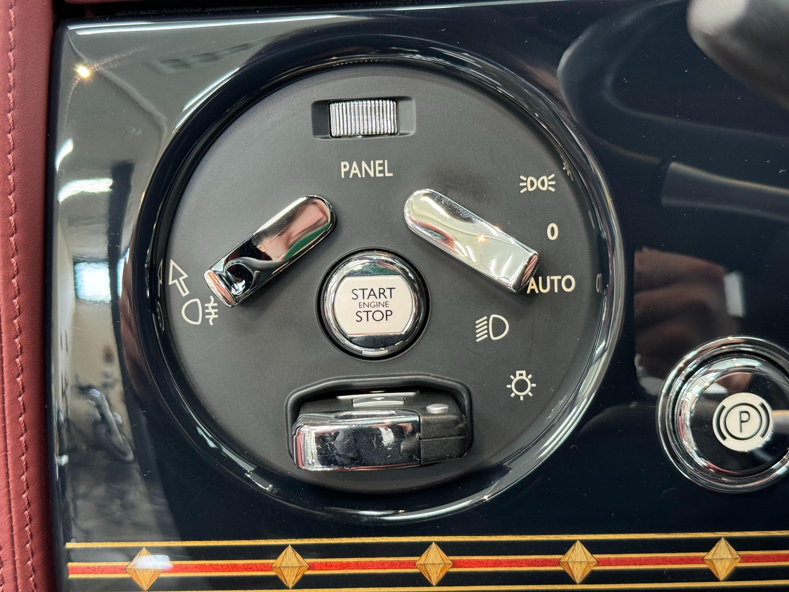 2014 Rolls-Royce Phantom — Photo 28 / 60