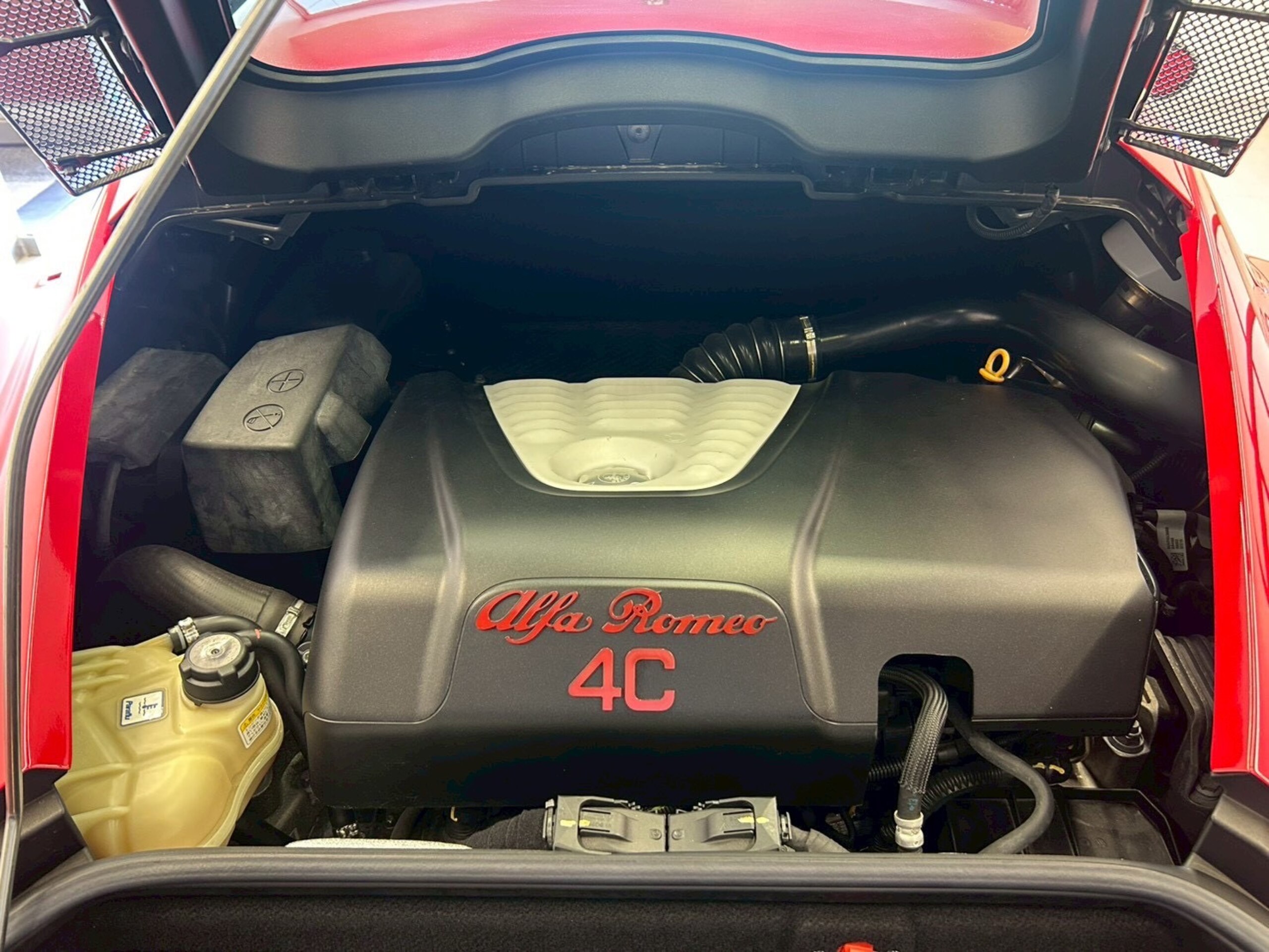 2015 Alfa Romeo 4C — Photo 11 / 34