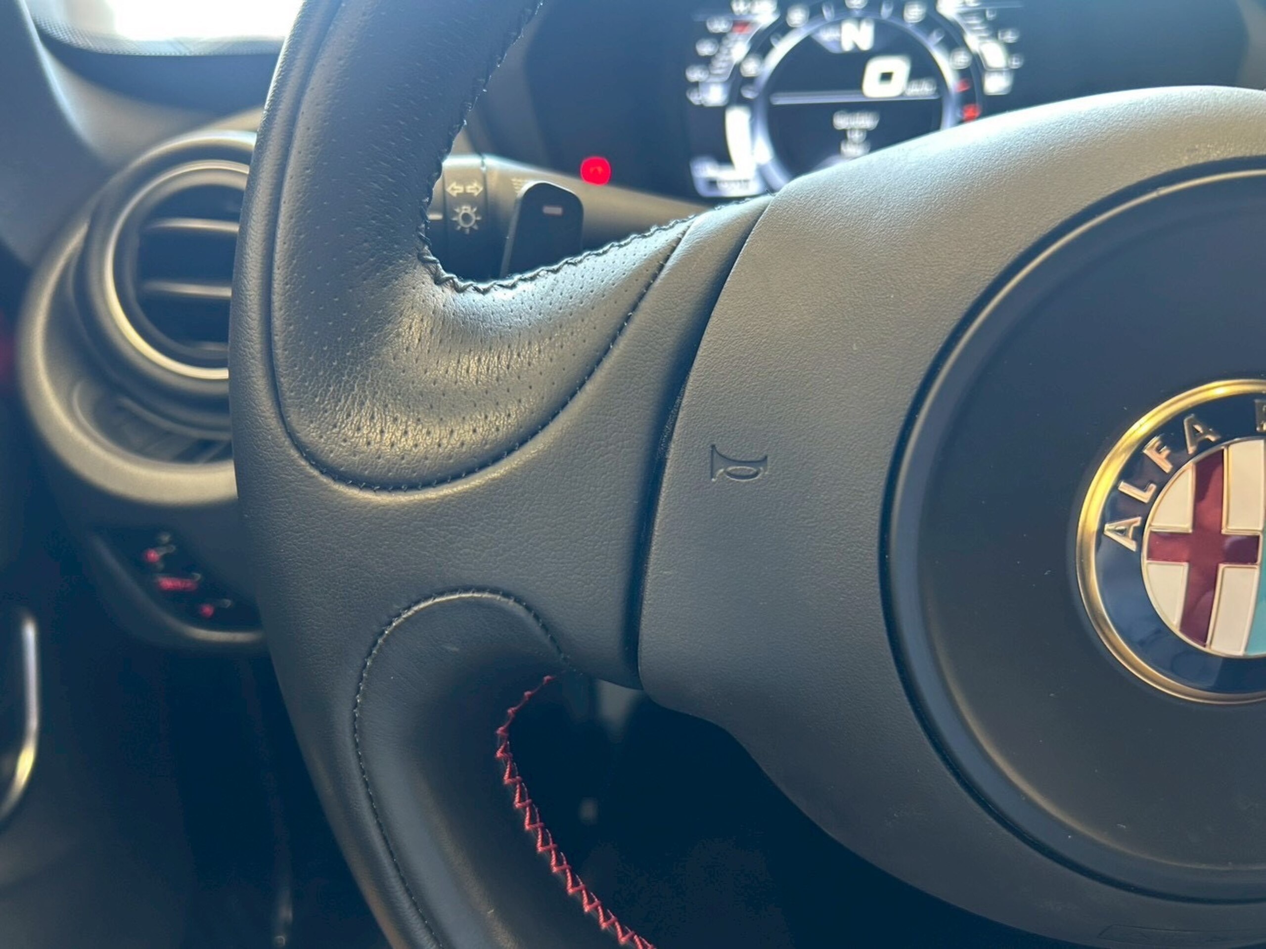 2015 Alfa Romeo 4C — Photo 13 / 34