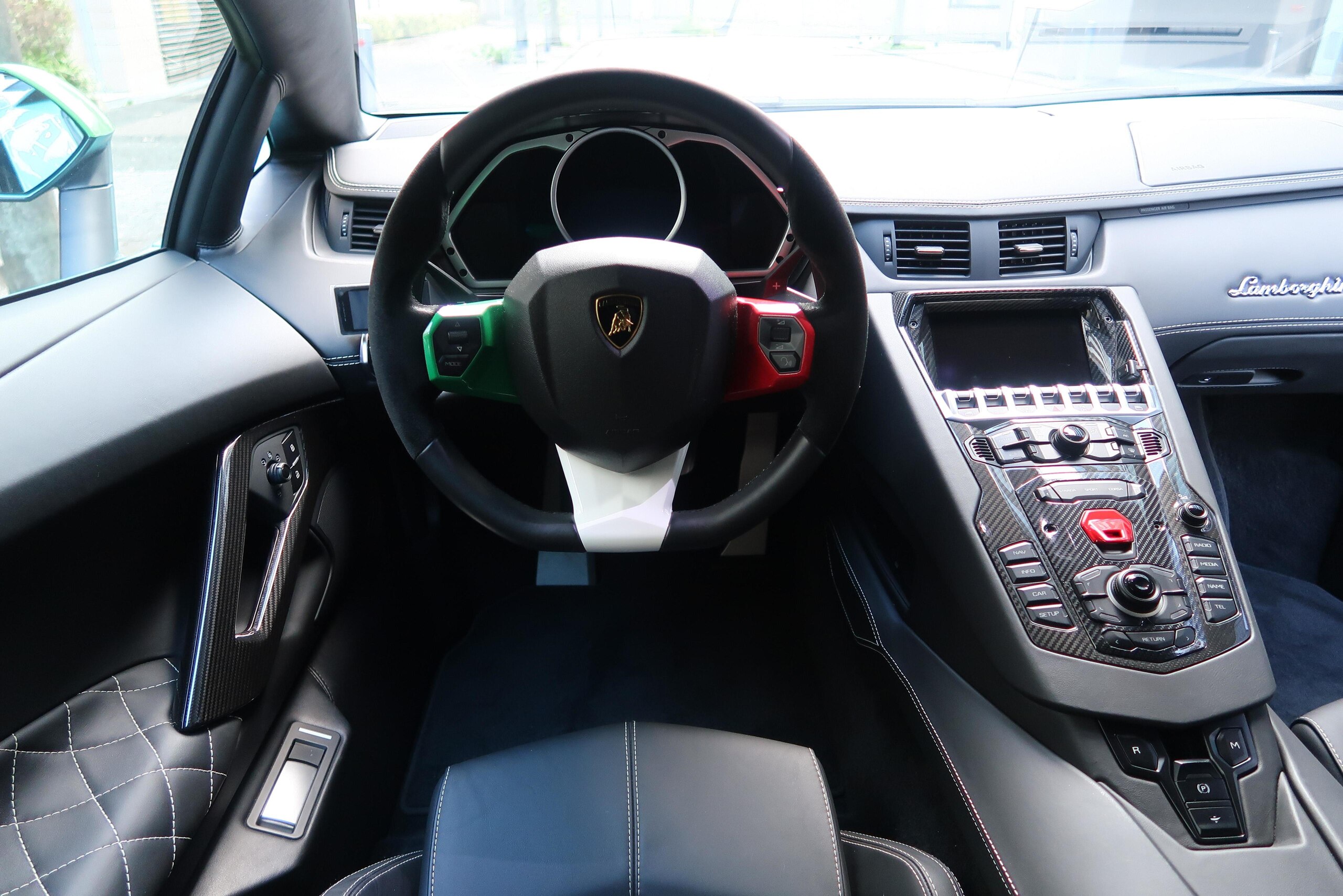 2015 Lamborghini Aventador LP700-4 — Photo 9 / 21