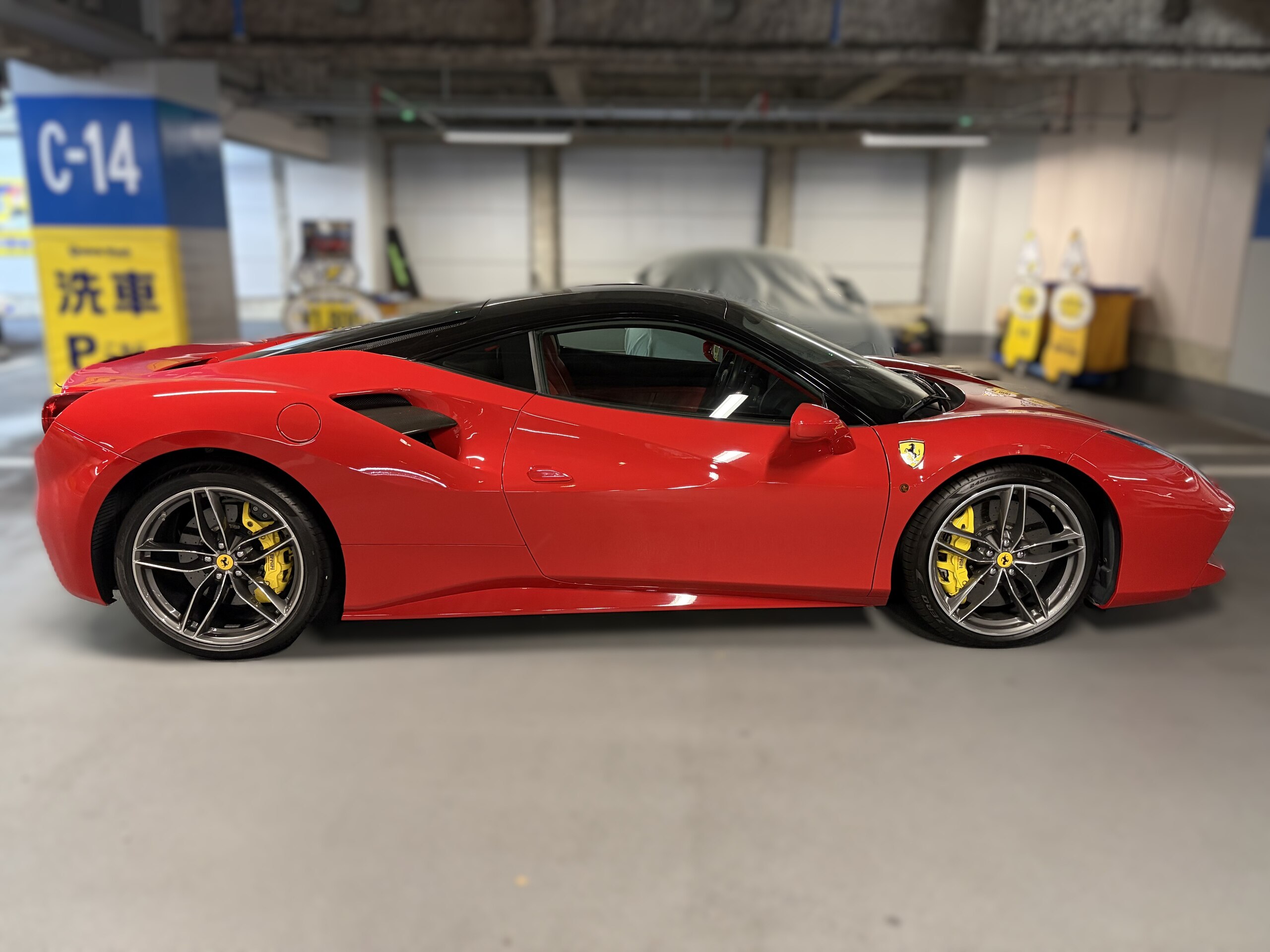2016 Ferrari 488GTB — Photo 7 / 32