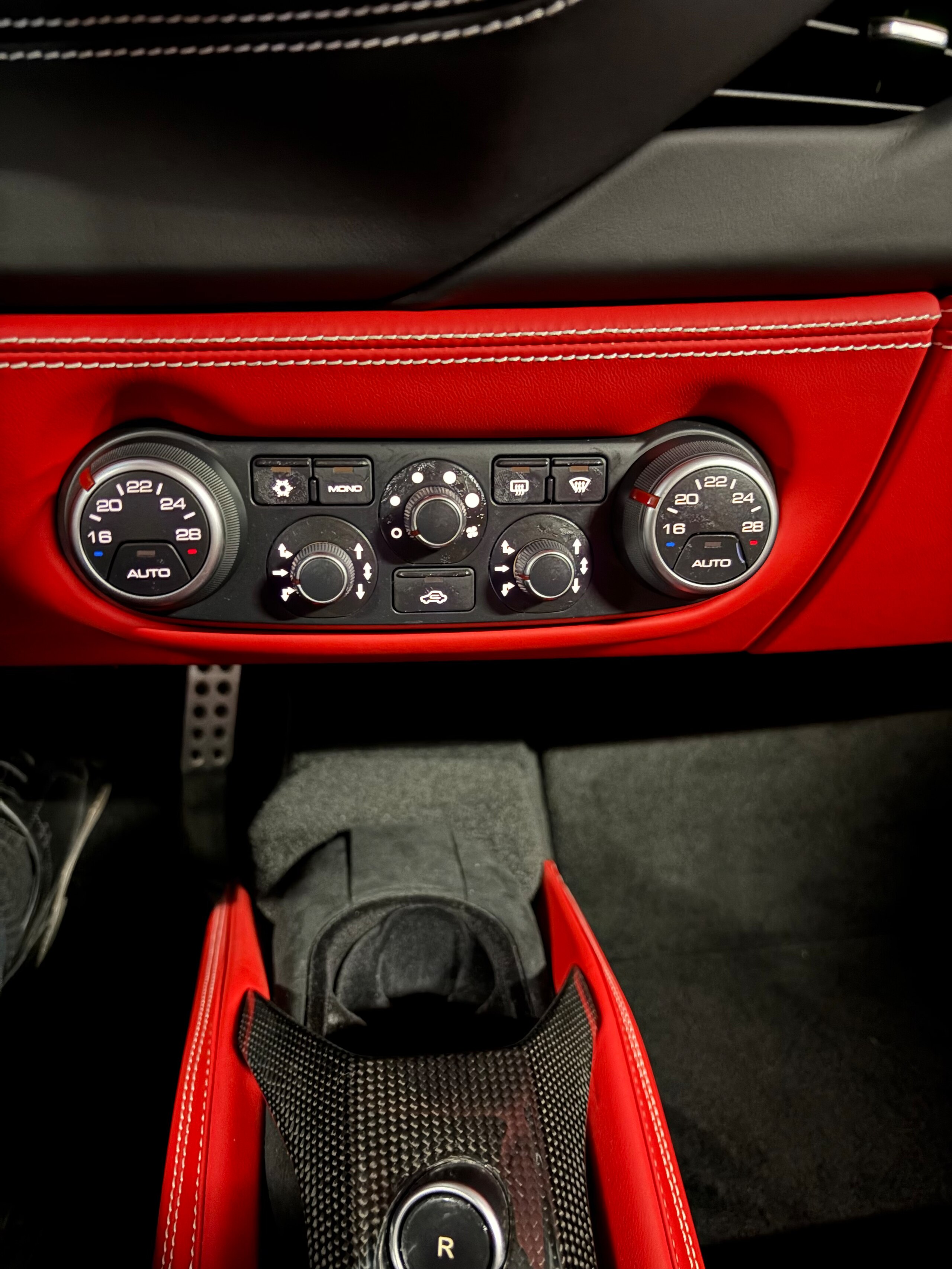 2016 Ferrari 488GTB — Photo 20 / 32