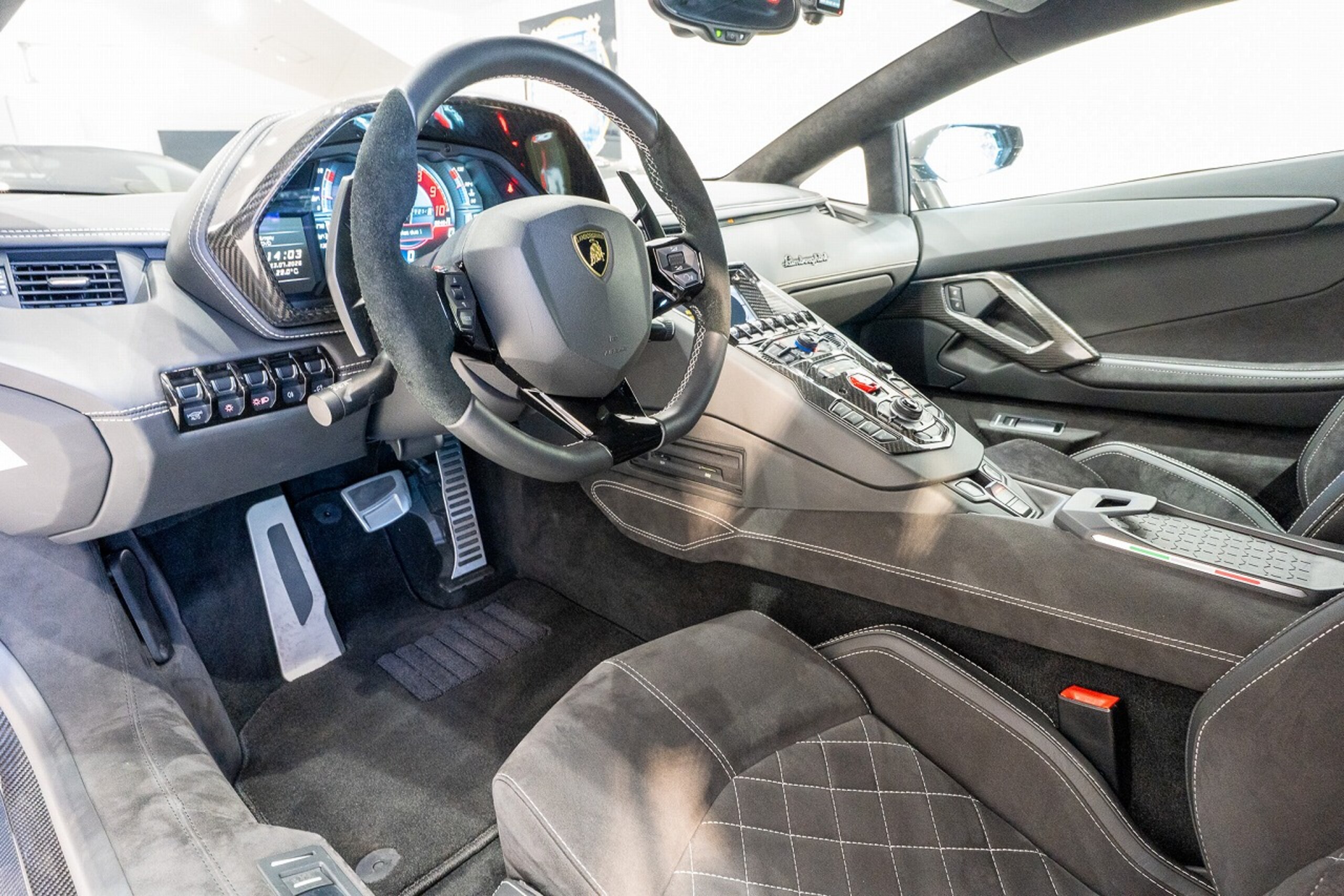 2016 Lamborghini Aventador — Photo 6 / 19