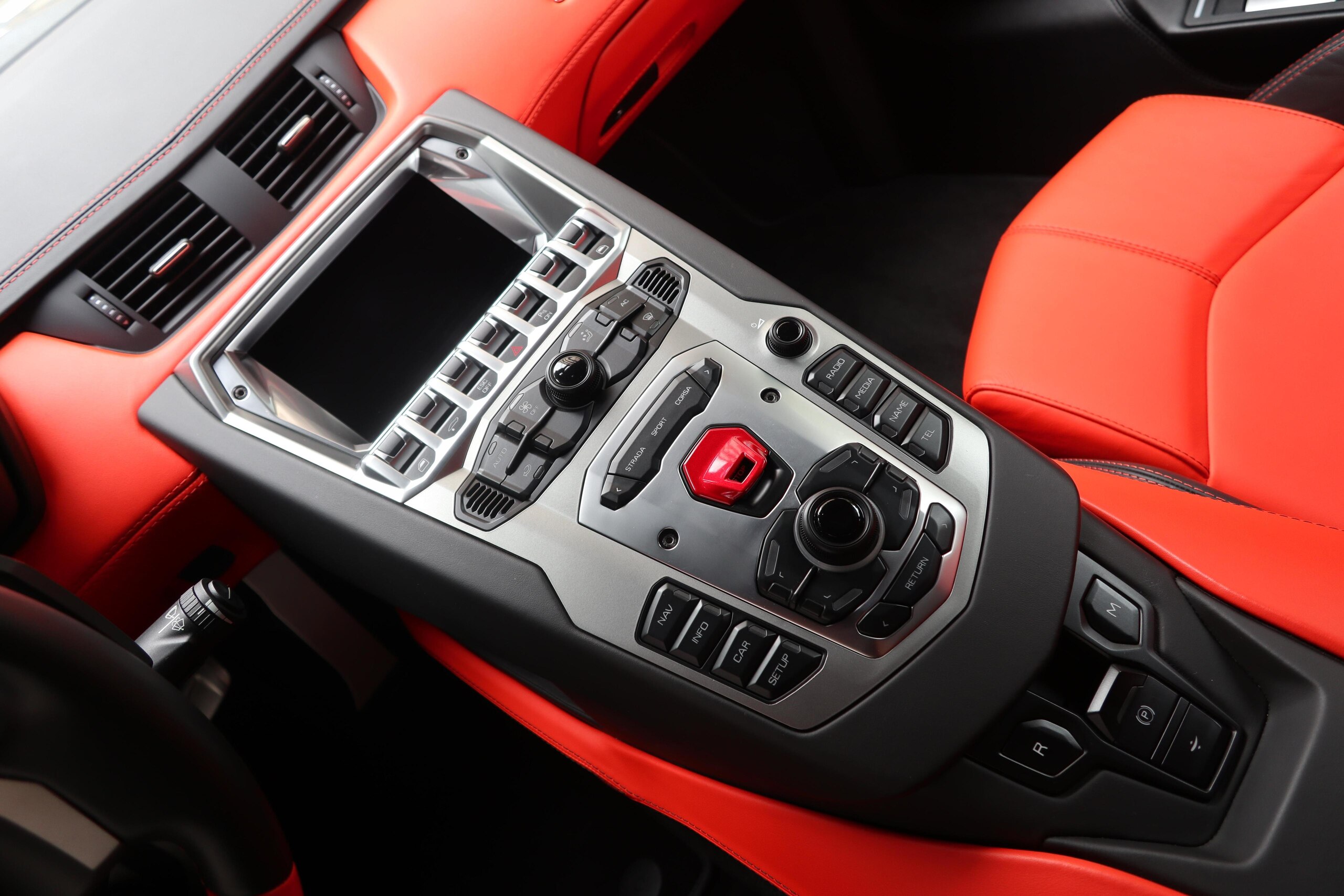 2016 Lamborghini Aventador LP700-4 — Photo 9 / 13