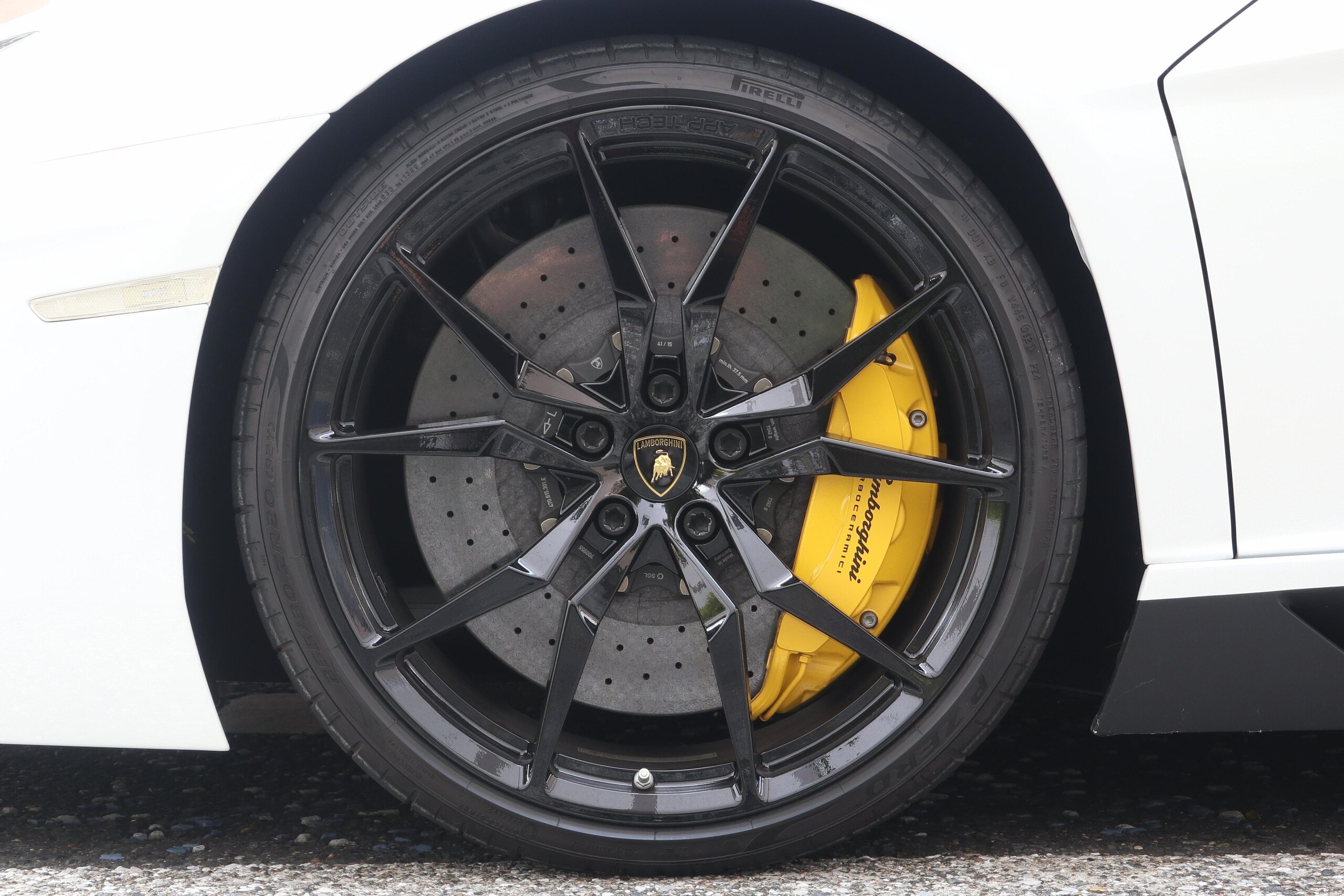 2016 Lamborghini Aventador LP700-4 — Photo 11 / 13