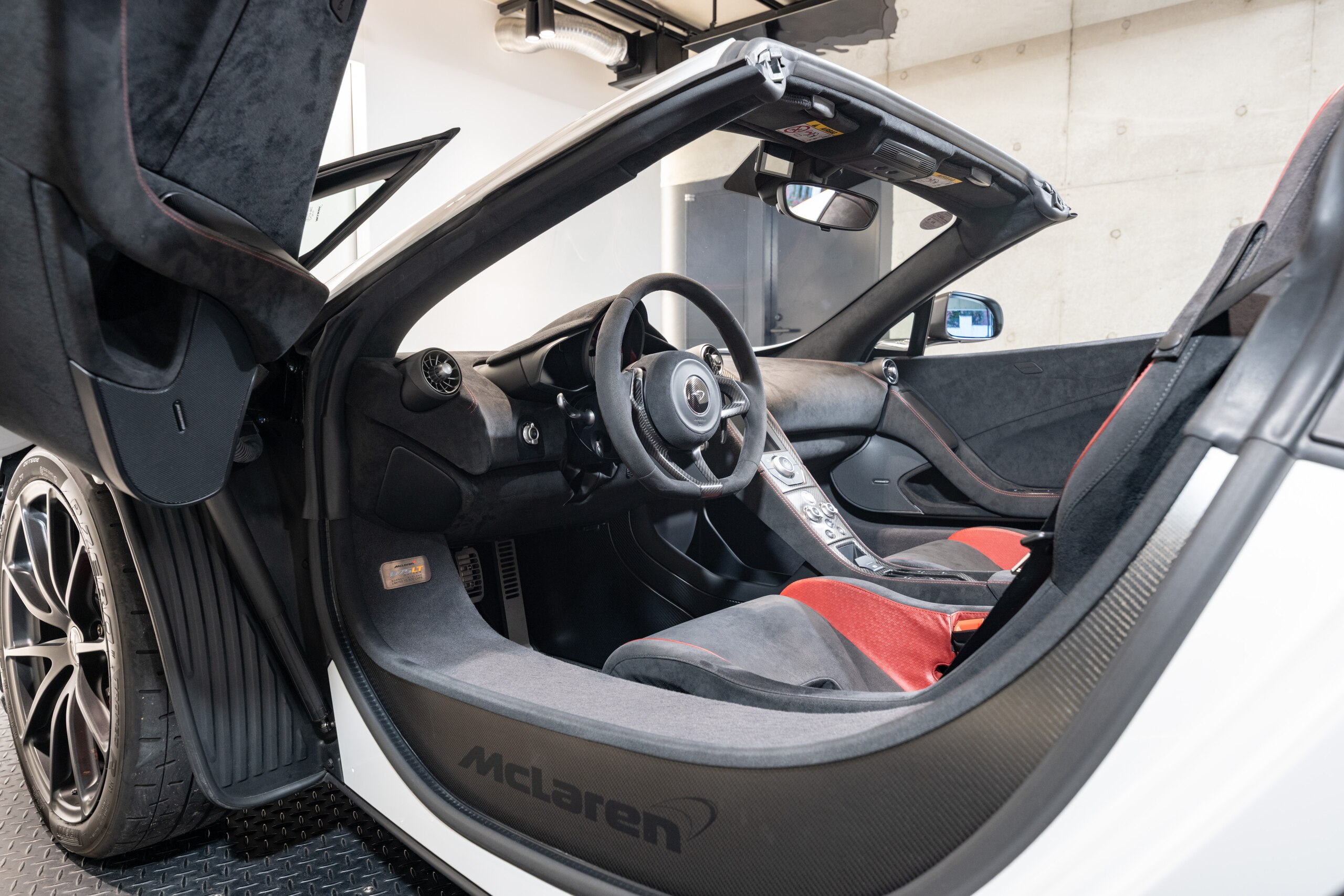 2016 McLaren 675LT Spider — Photo 8 / 23