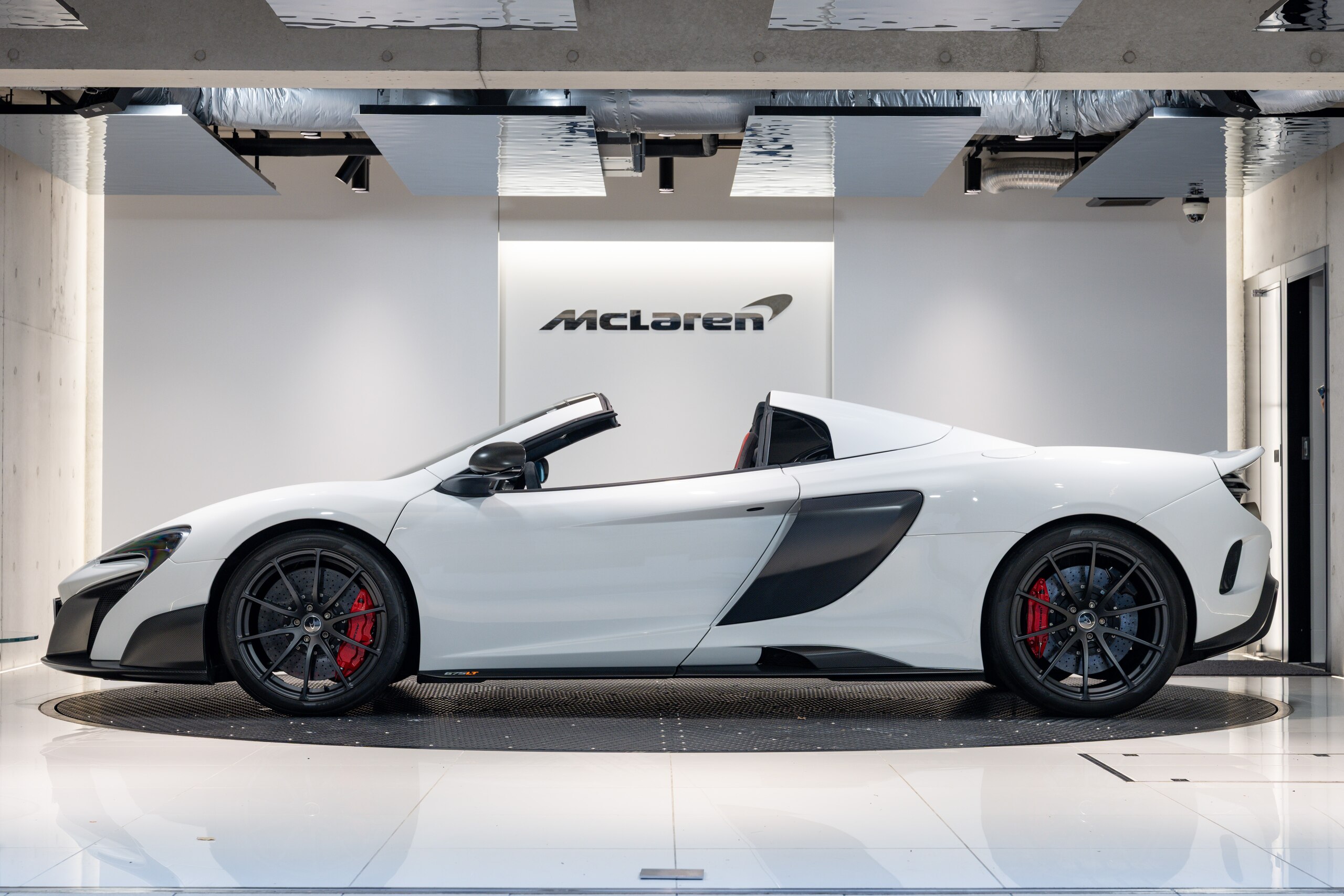 2016 McLaren 675LT Spider — Photo 14 / 23