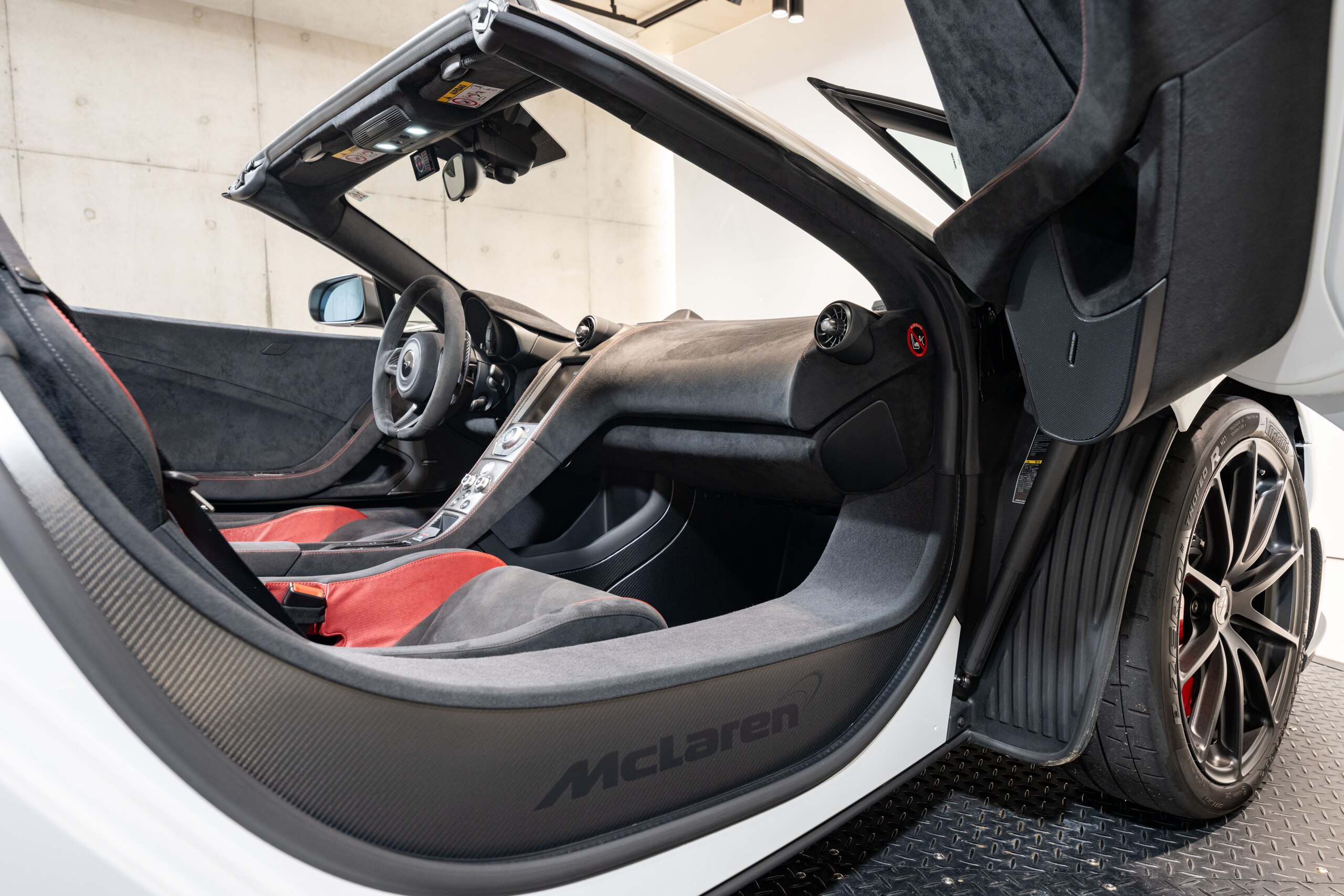 2016 McLaren 675LT Spider — Photo 16 / 23
