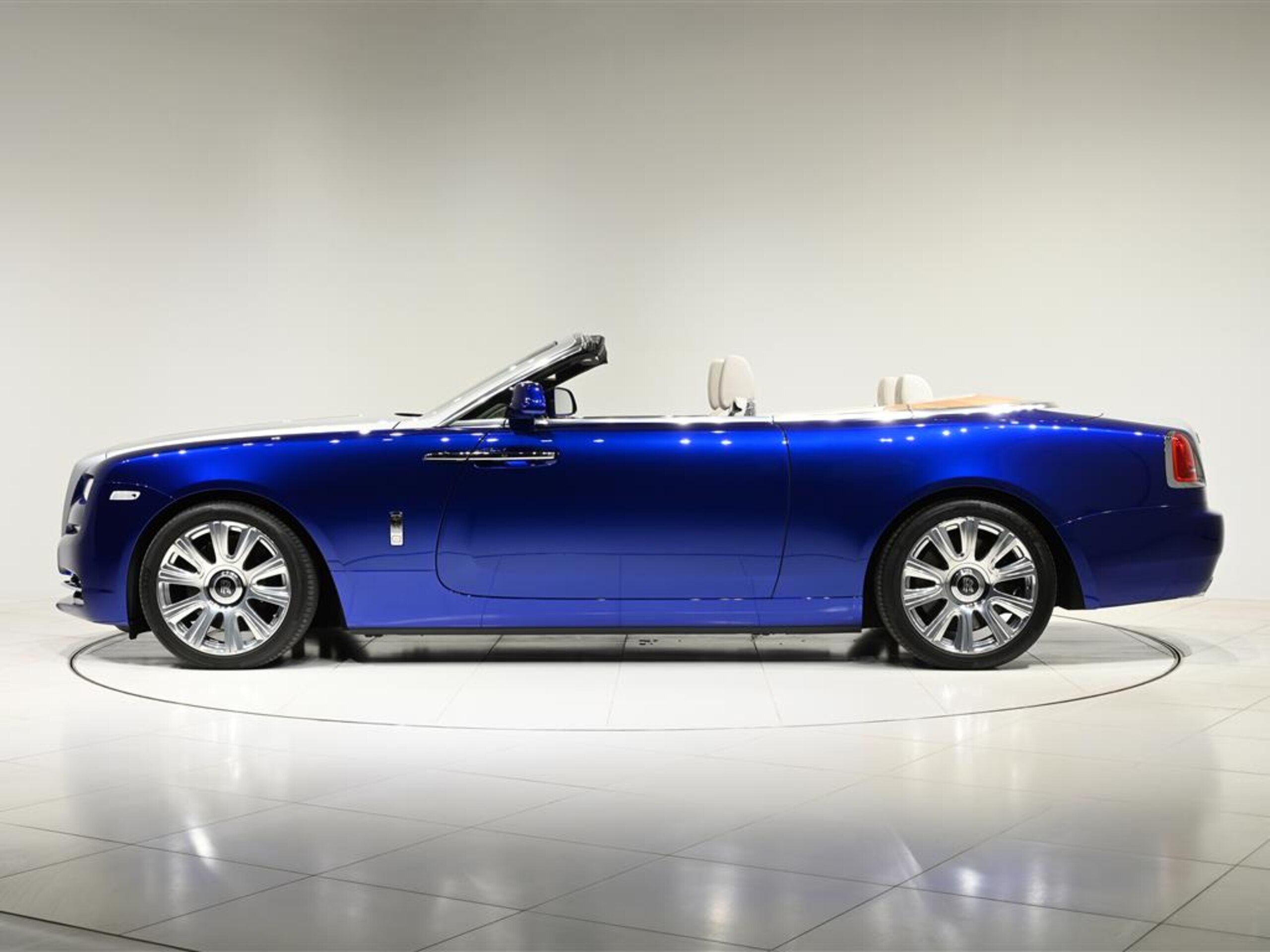 2016 Rolls-Royce Dawn — Photo 13 / 32