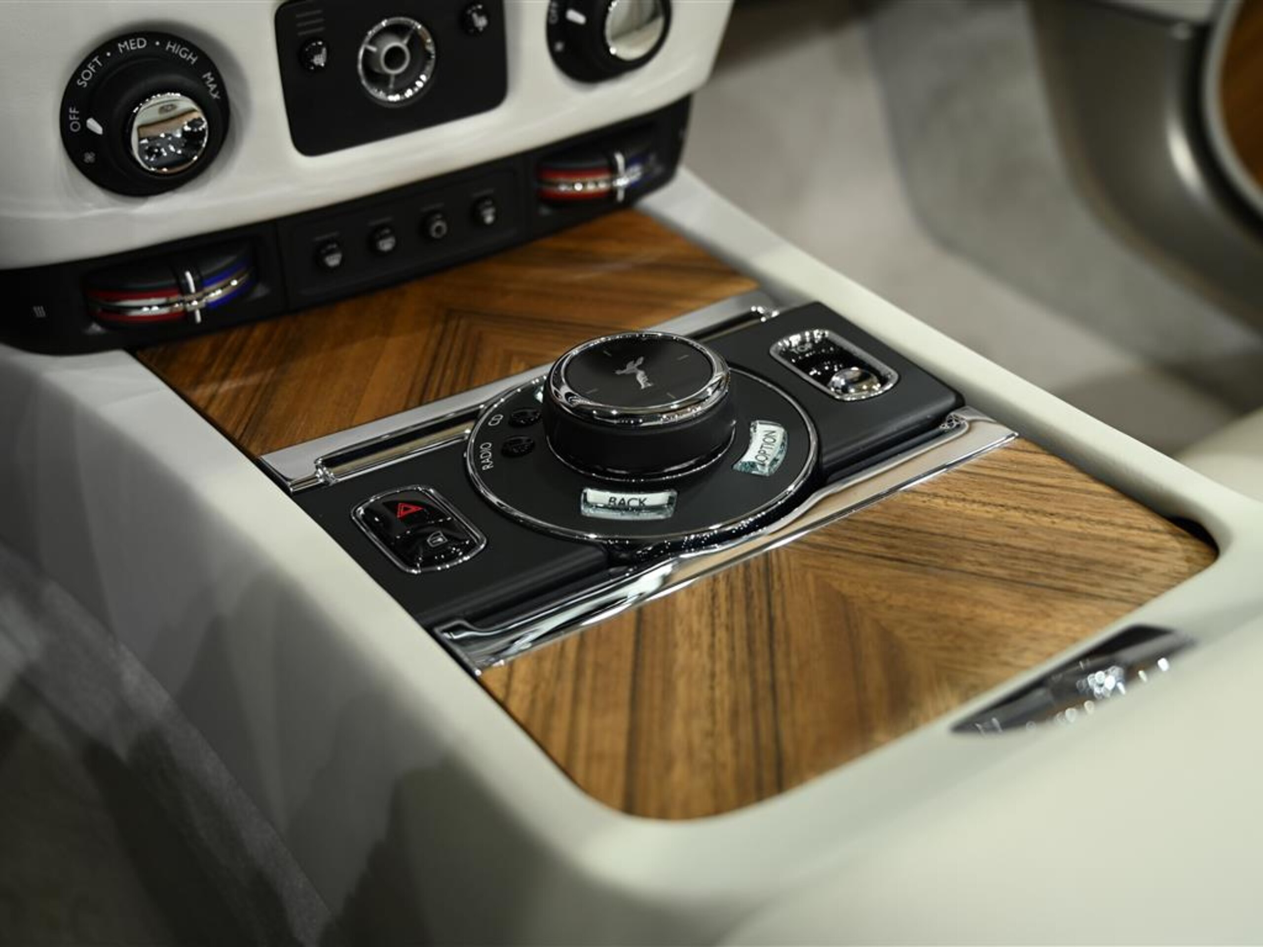 2016 Rolls-Royce Dawn — Photo 22 / 32