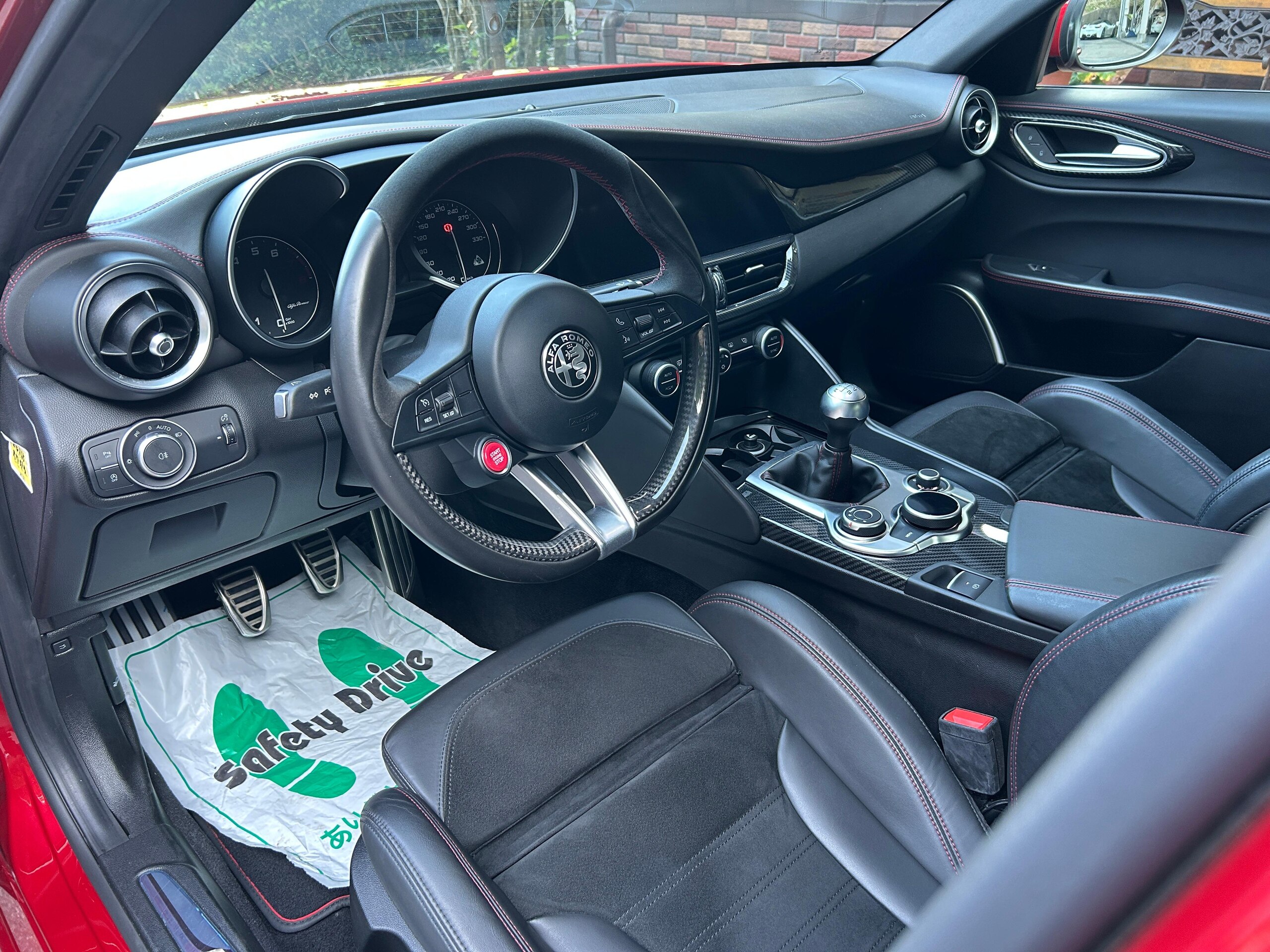 2017 Alfa Romeo Giulia Quadrifoglio — Photo 6 / 19