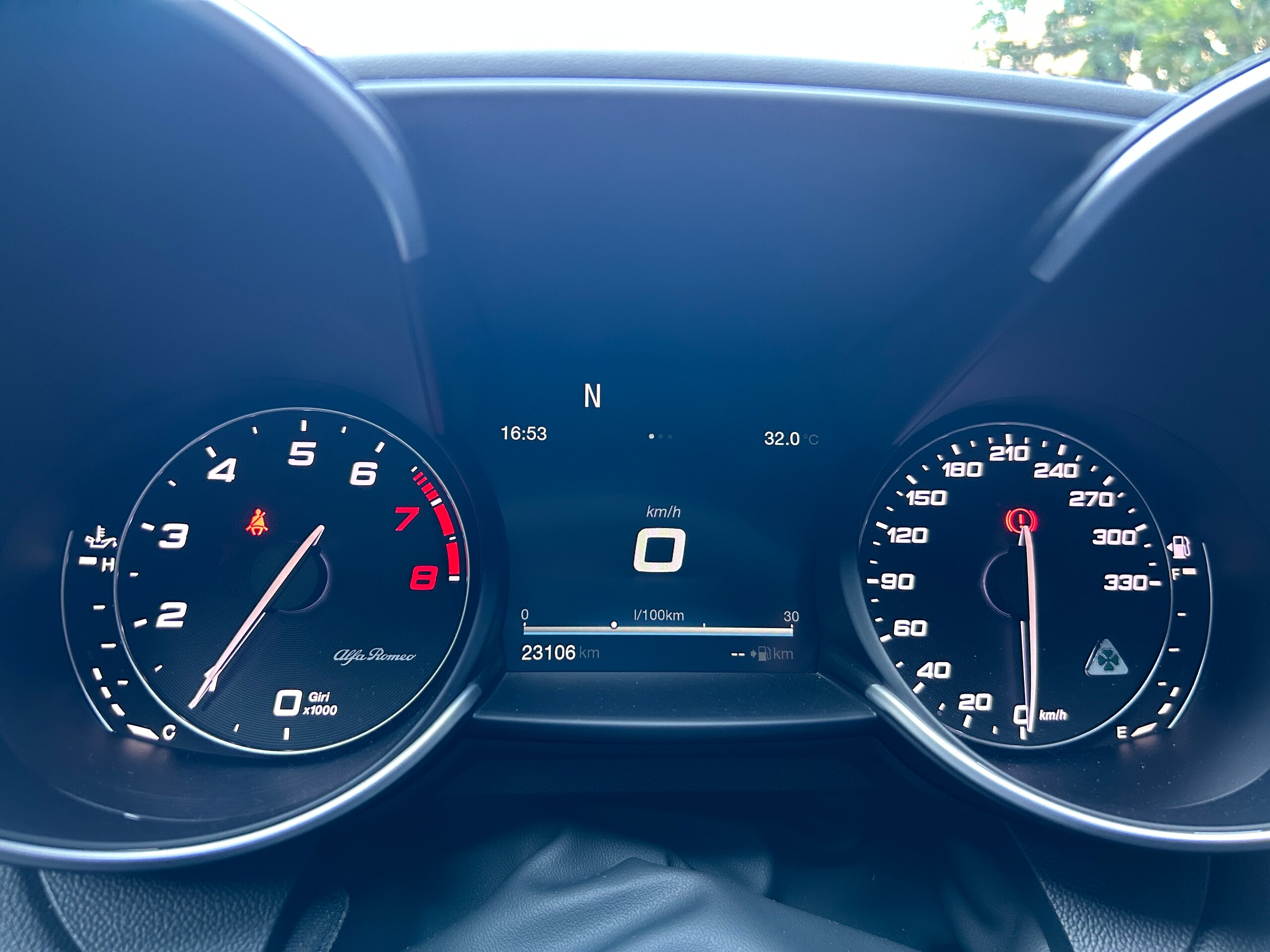 2017 Alfa Romeo Giulia Quadrifoglio — Photo 8 / 19