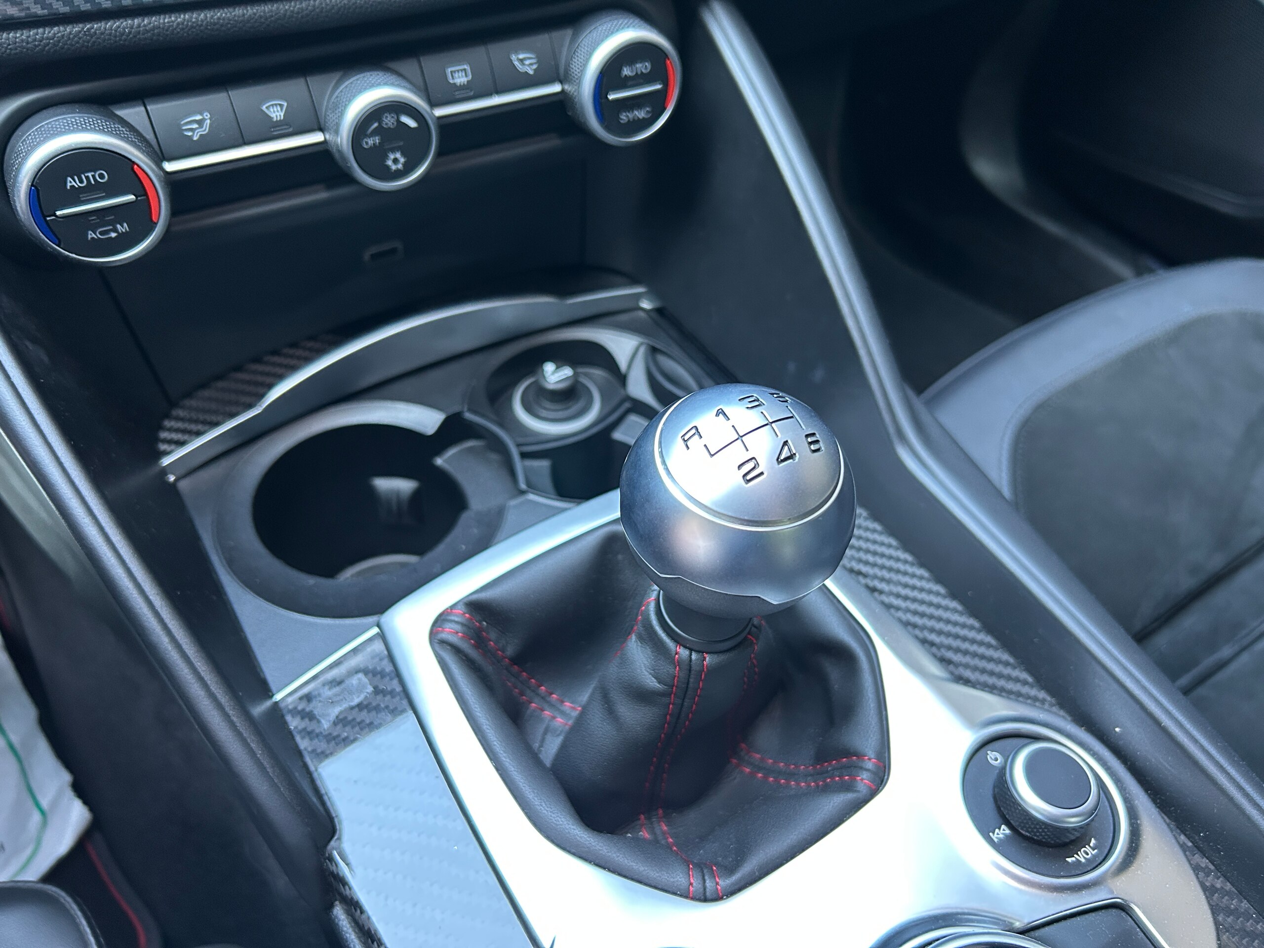 2017 Alfa Romeo Giulia Quadrifoglio — Photo 9 / 19