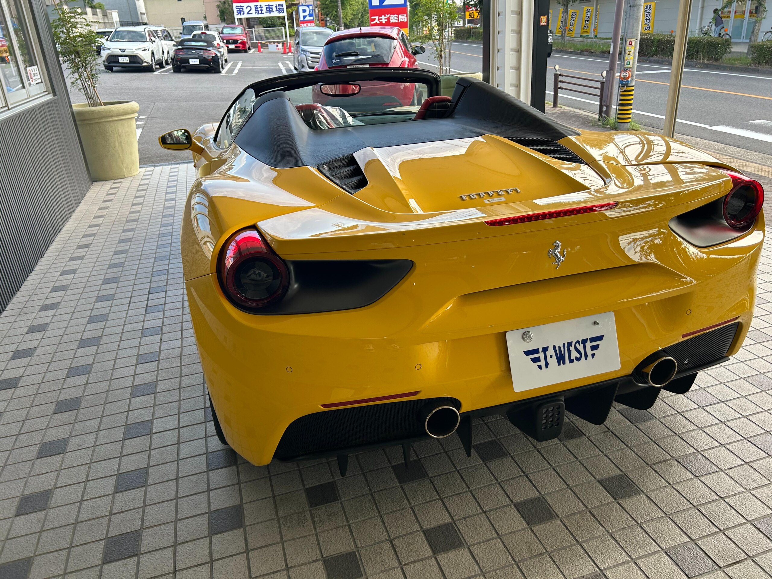 2017 Ferrari 488 Spider — Photo 6 / 32