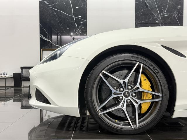 2017 Ferrari California T — Photo 32 / 36