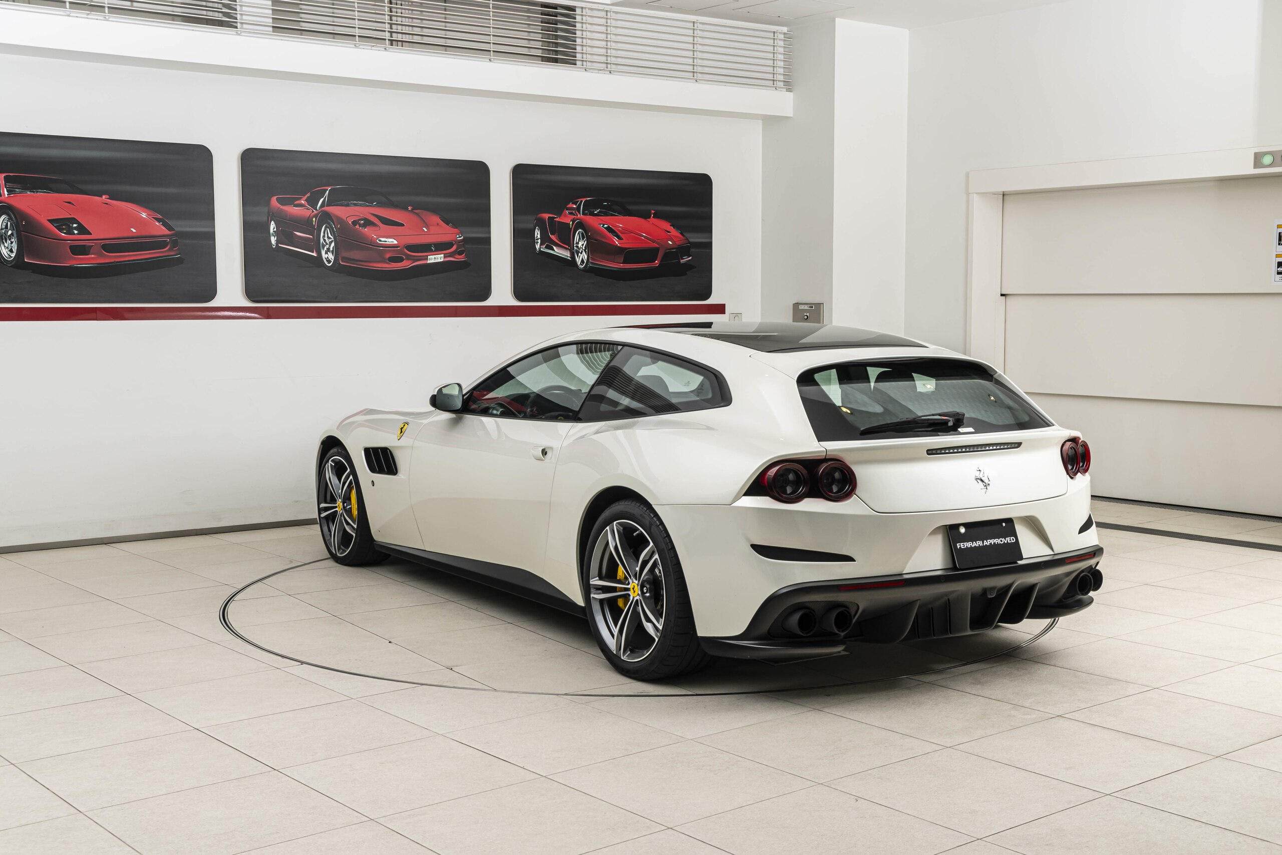 2017 Ferrari GTC4Lusso — Photo 7 / 30