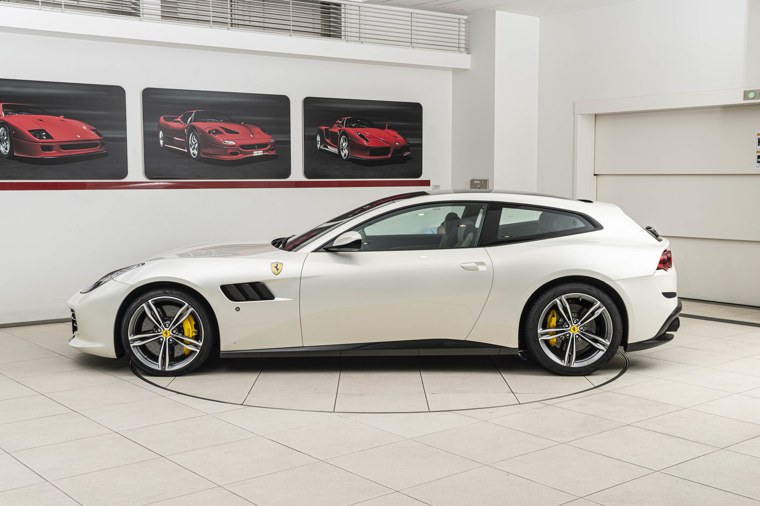 2017 Ferrari GTC4Lusso — Photo 11 / 30
