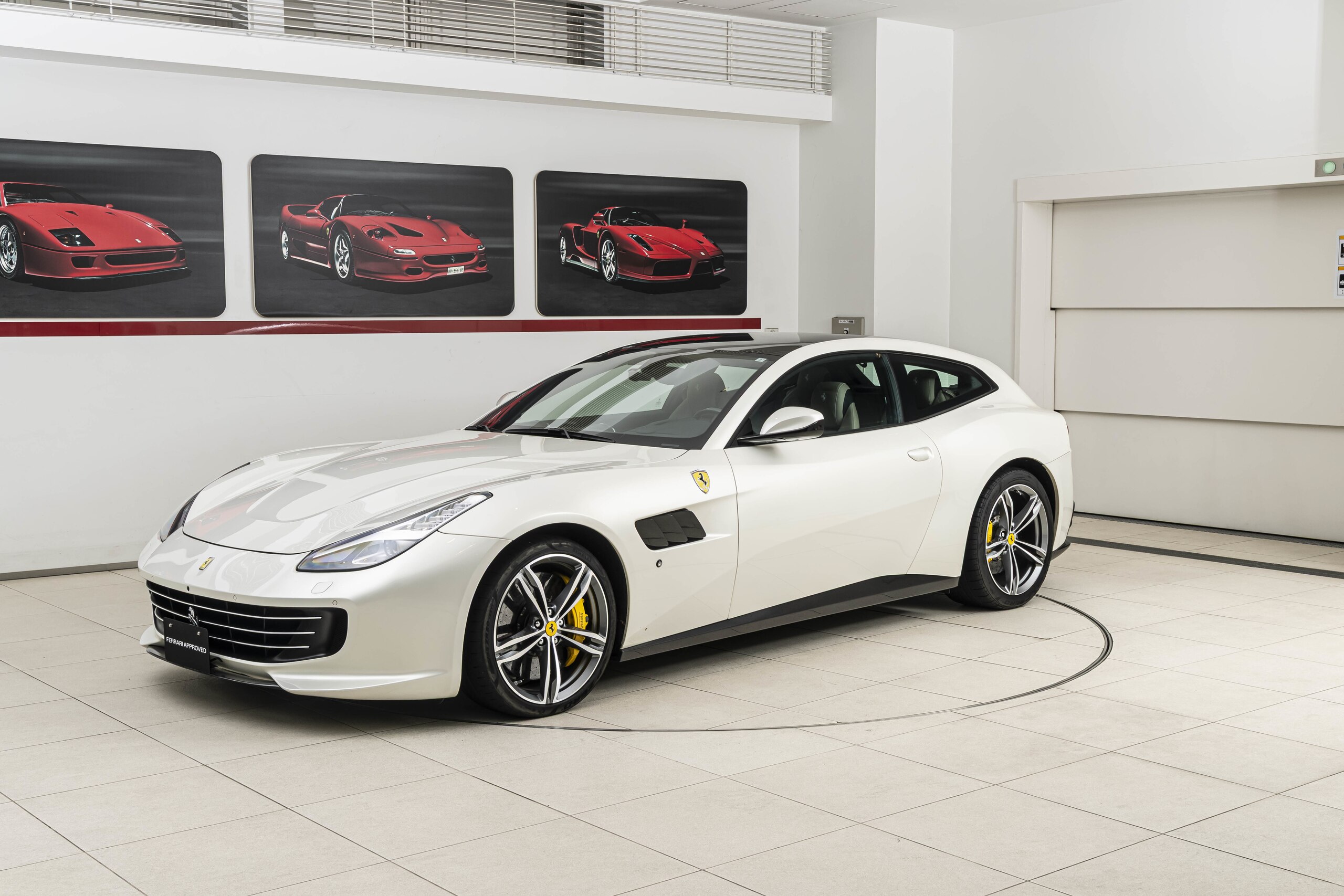 2017 Ferrari GTC4Lusso — Photo 12 / 30
