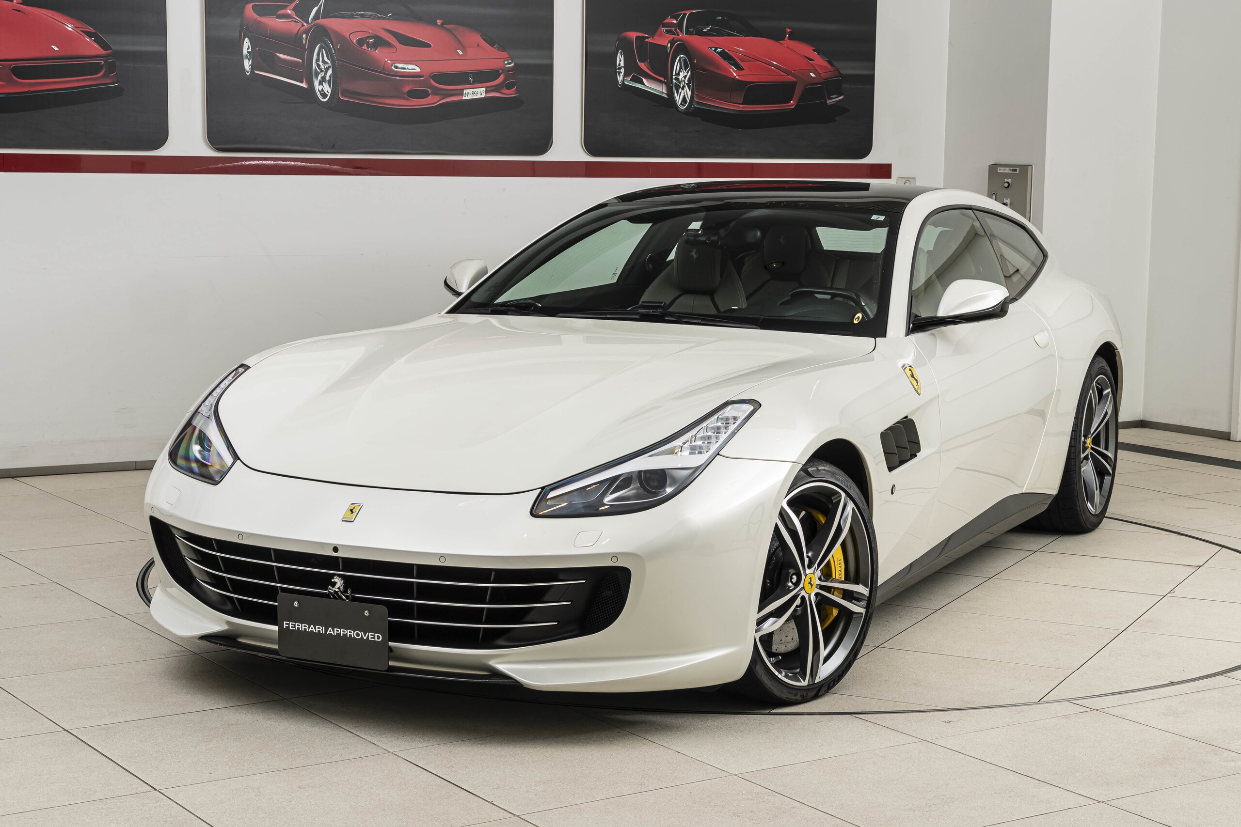 2017 Ferrari GTC4Lusso — Photo 13 / 30