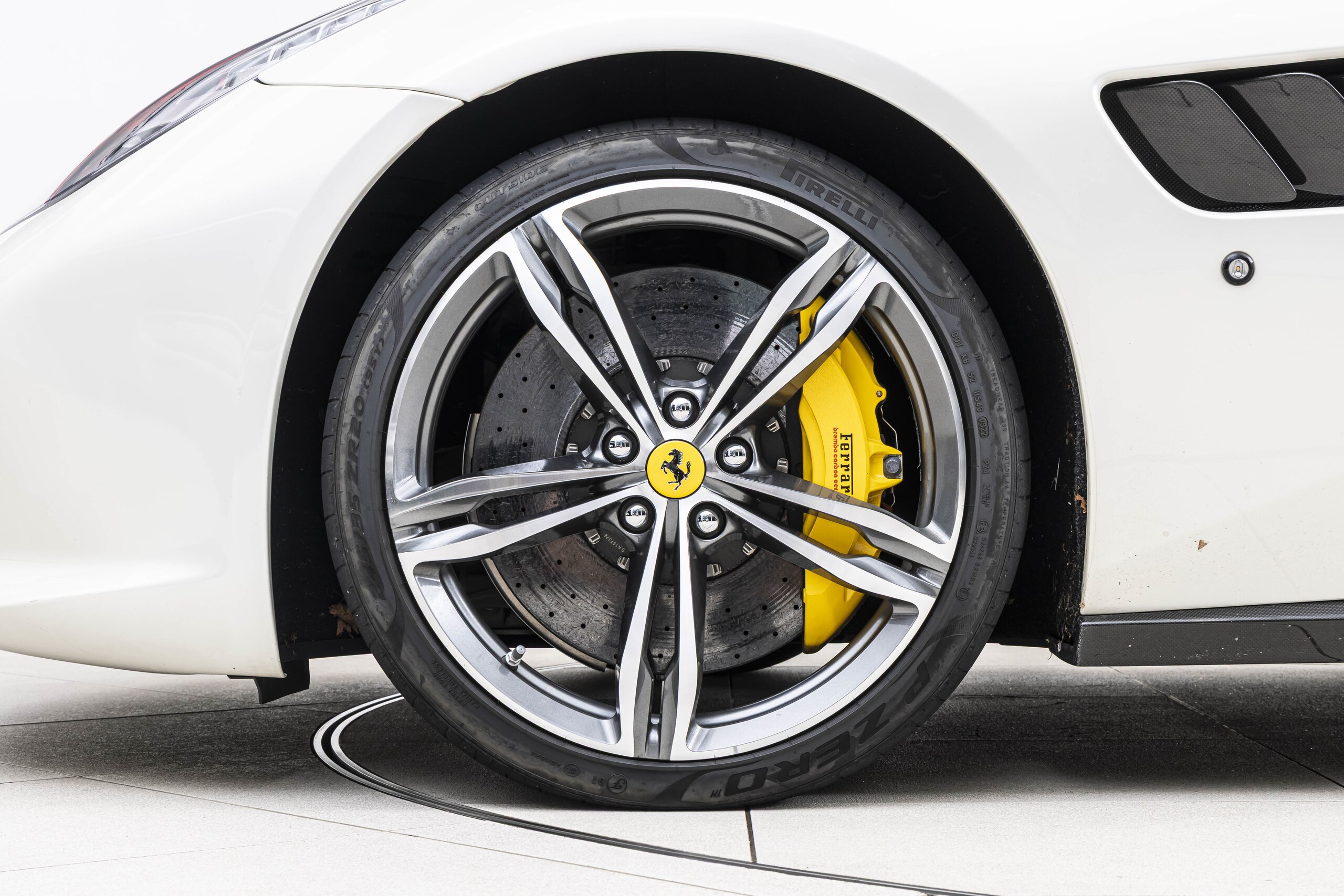 2017 Ferrari GTC4Lusso — Photo 24 / 30