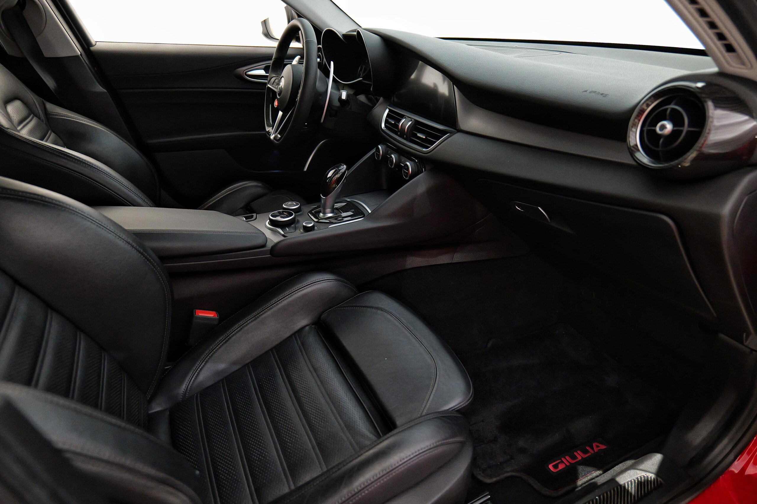 2018 Alfa Romeo Giulia Veloce — Photo 13 / 39