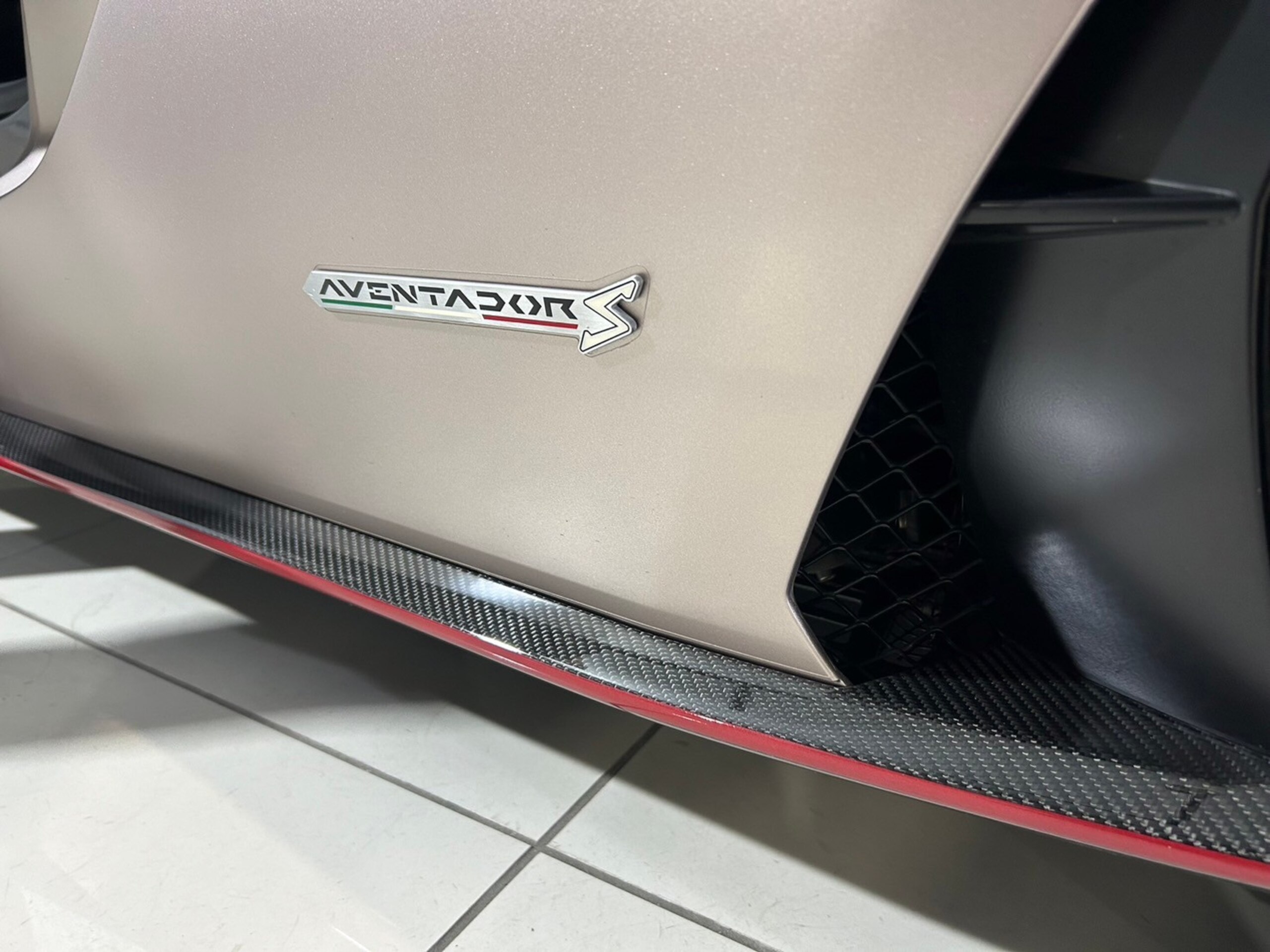 2018 Lamborghini Aventador S — Photo 22 / 39