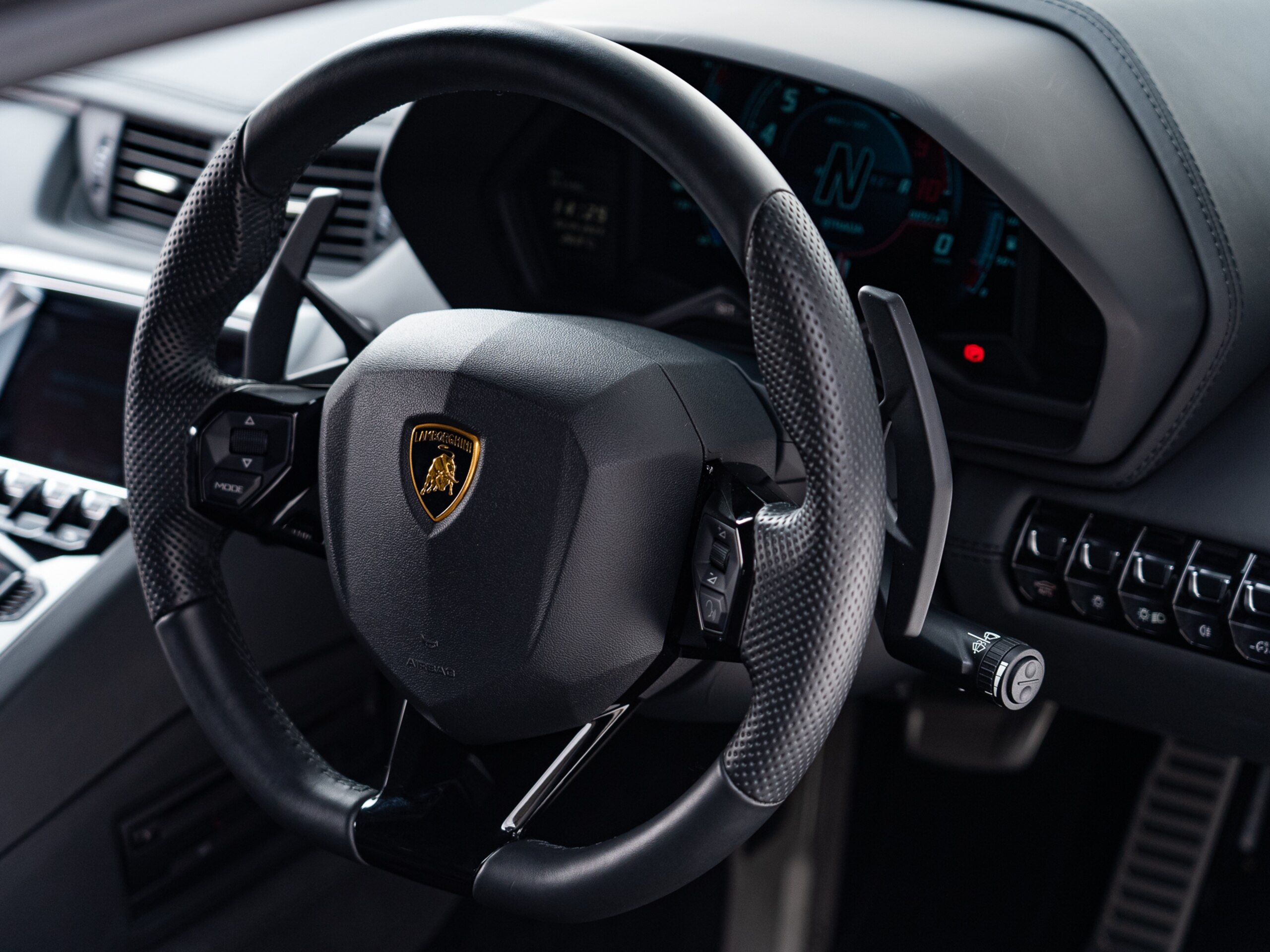2018 Lamborghini Aventador S — Photo 22 / 36