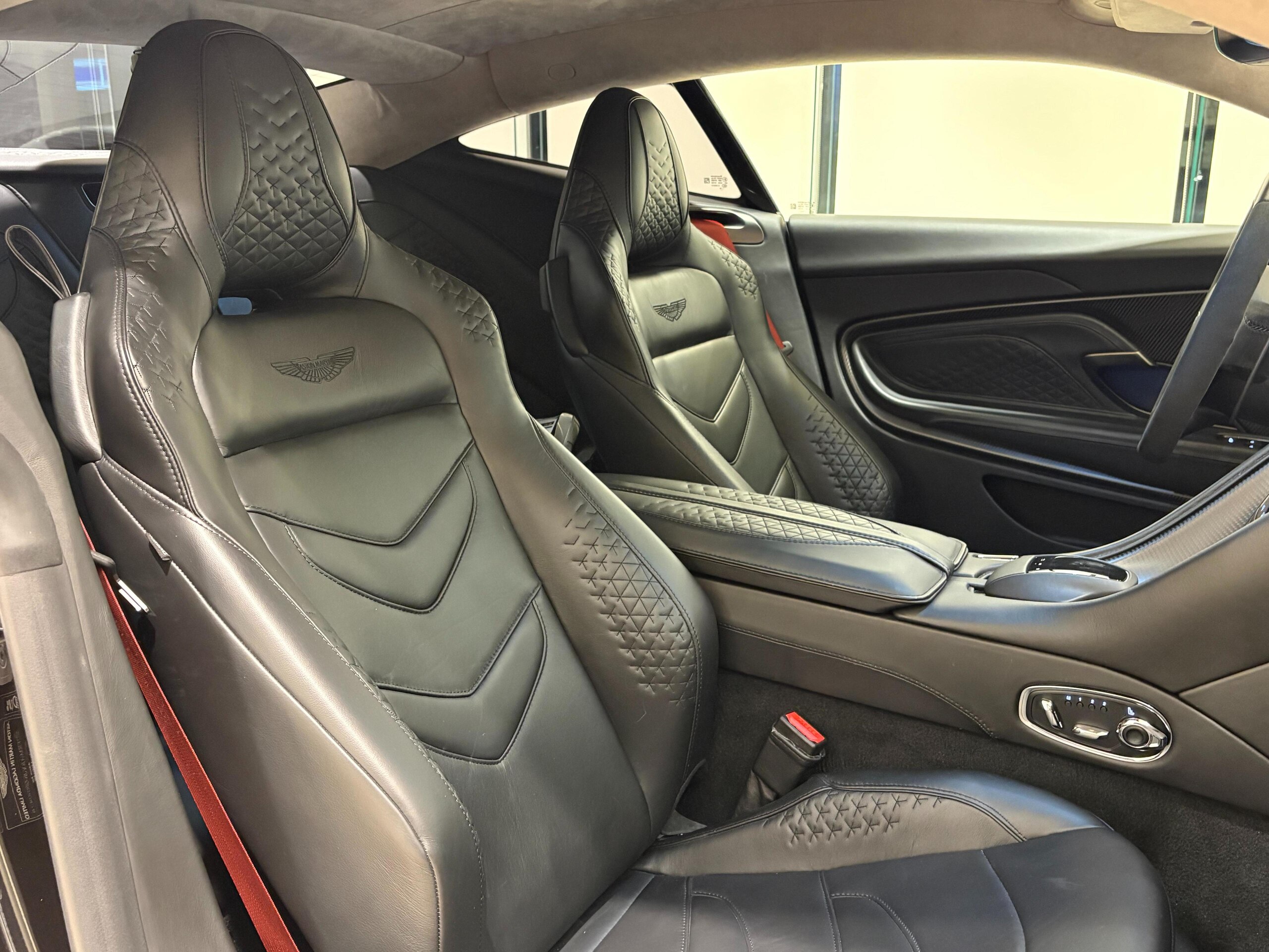 2019 Aston Martin DBS Superleggera — Photo 9 / 49