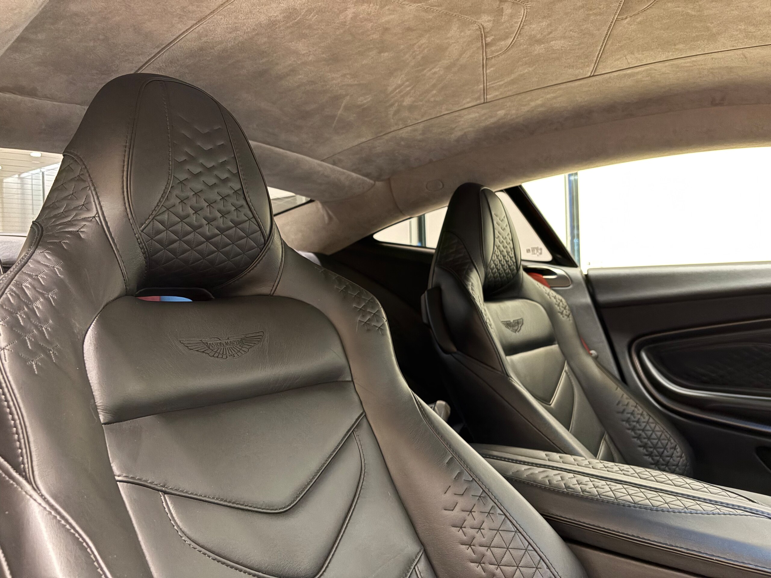 2019 Aston Martin DBS Superleggera — Photo 14 / 49