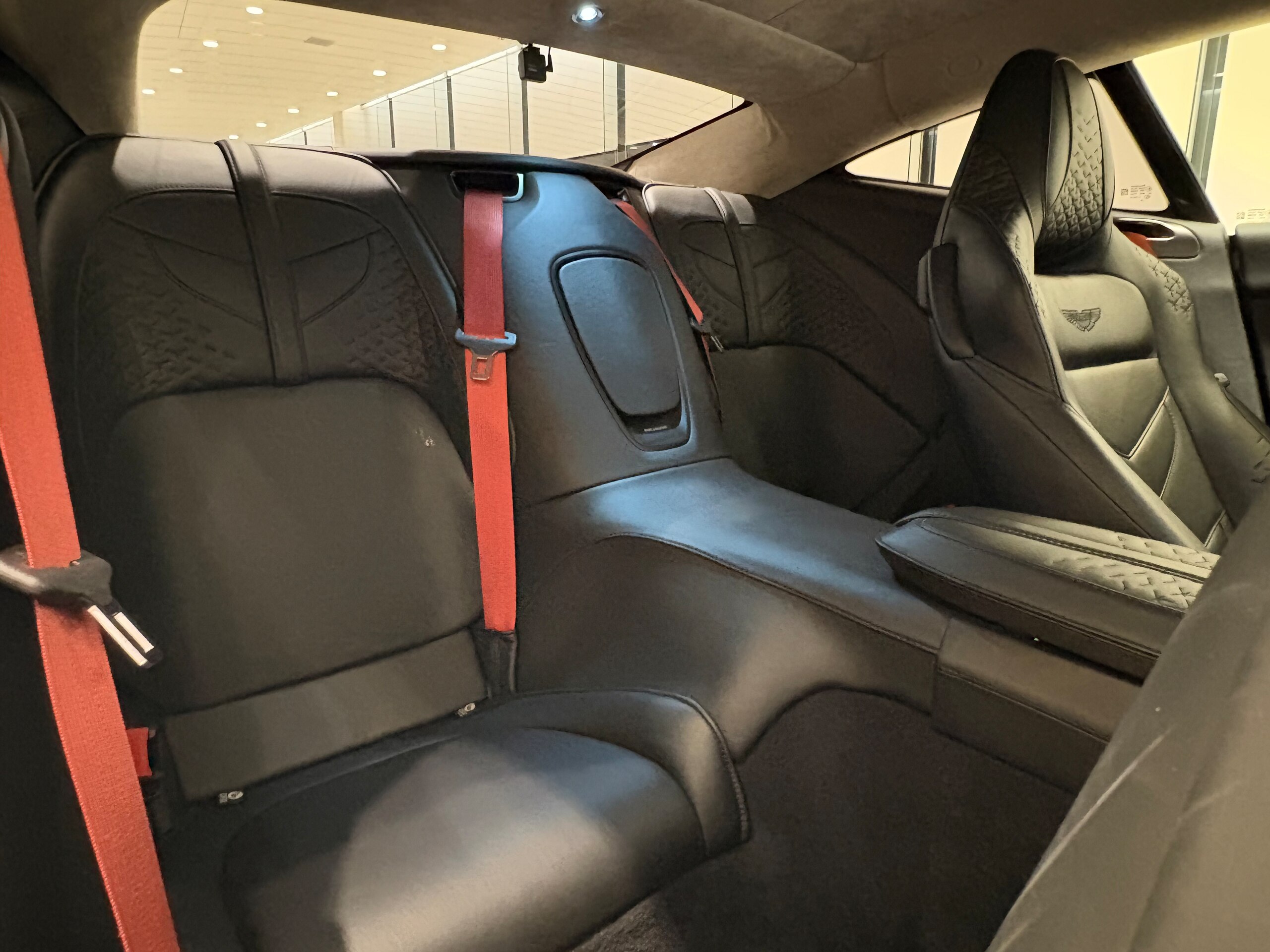 2019 Aston Martin DBS Superleggera — Photo 17 / 49