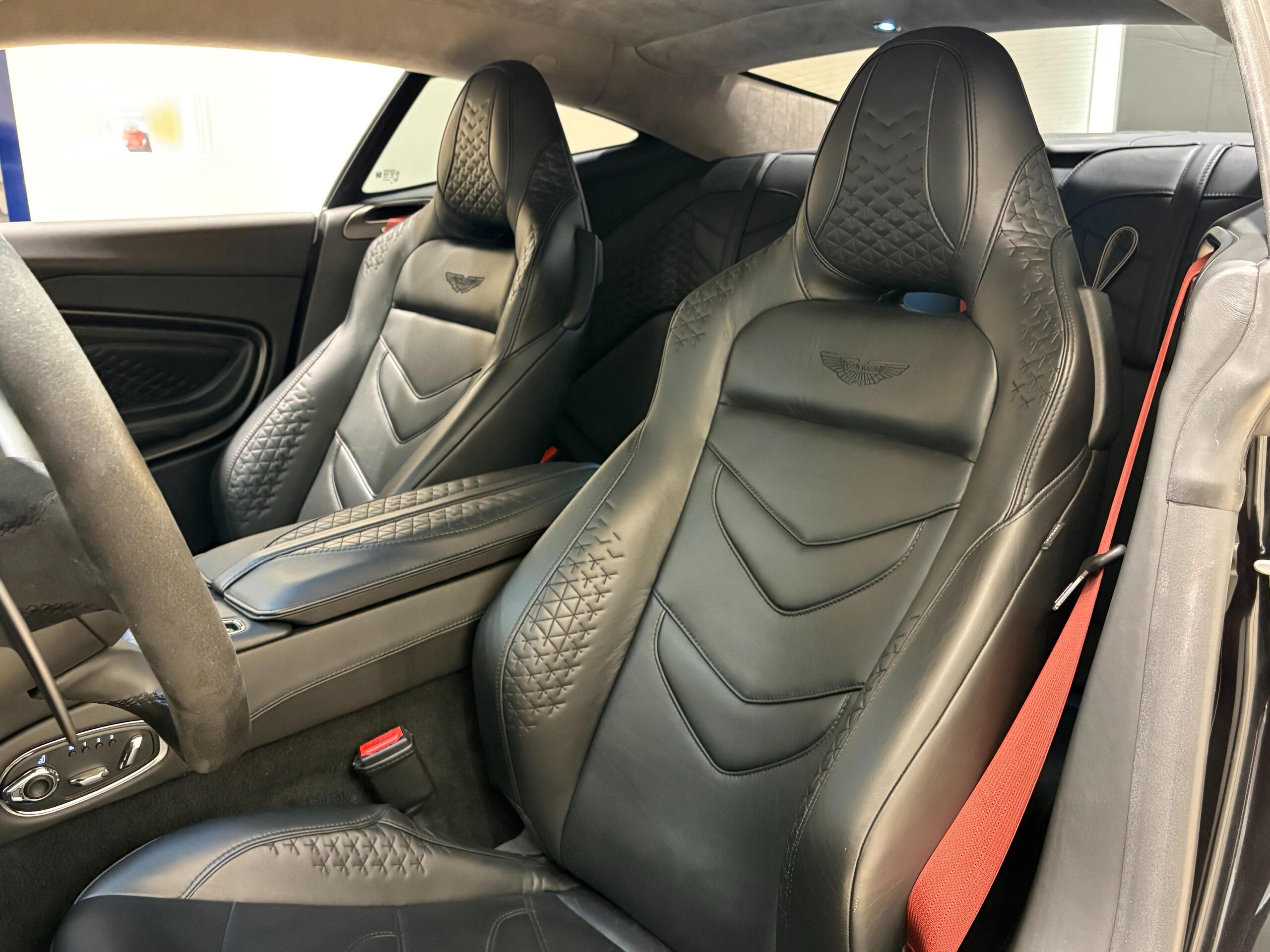 2019 Aston Martin DBS Superleggera — Photo 18 / 49